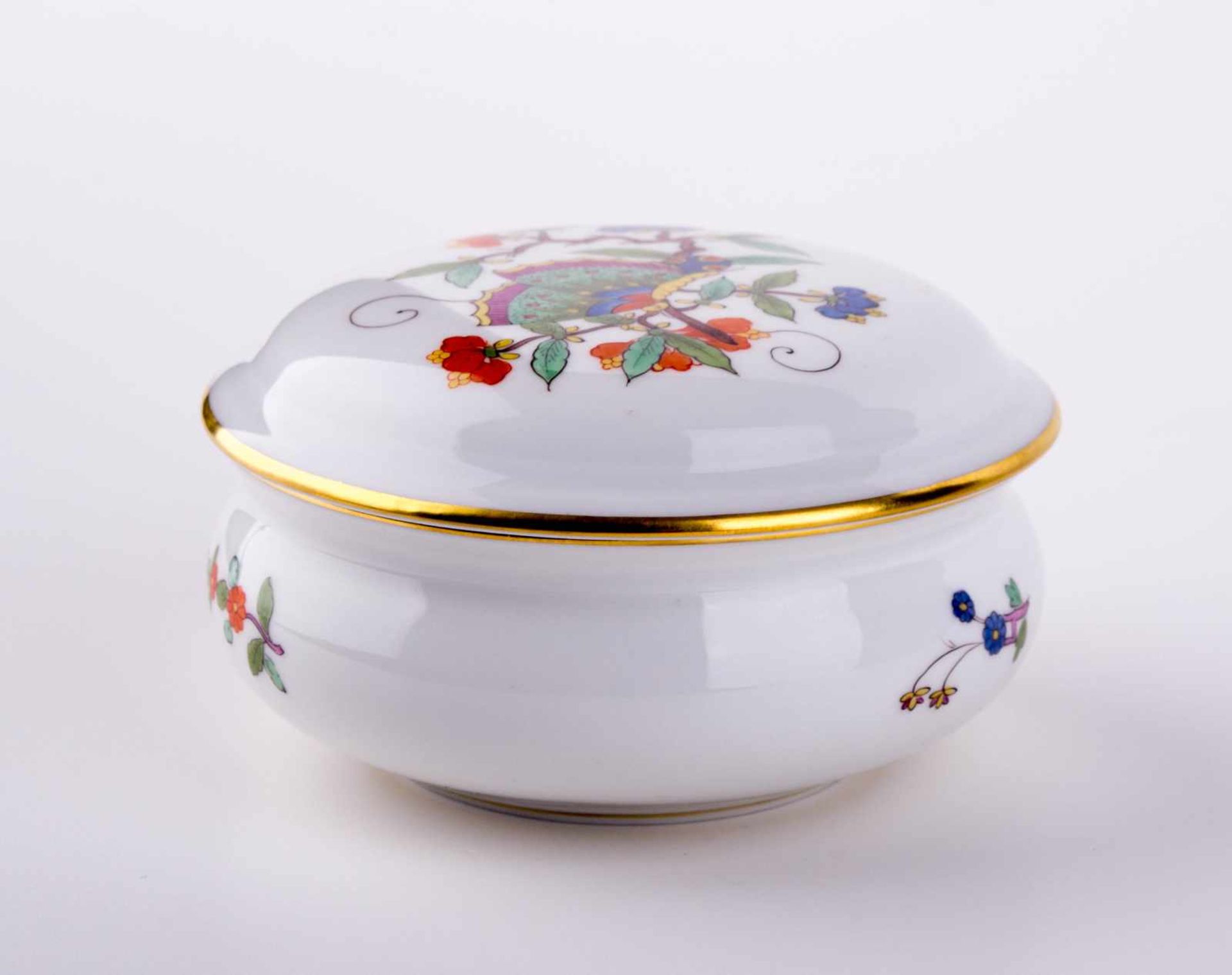 Deckeldose Meissen / Lidded bowl, Meissen - Dekor Schlossvase, Goldrand, blaue [...] - Bild 7 aus 10