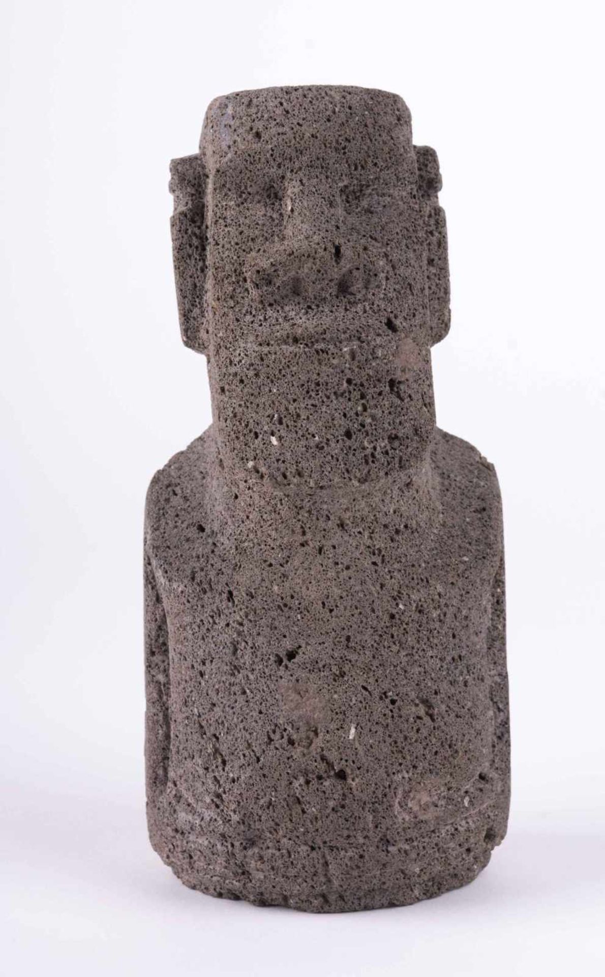 Figur Osterinseln / Easter Island figure - Larvagestein, rückseitig mit Gravur, H: [...]