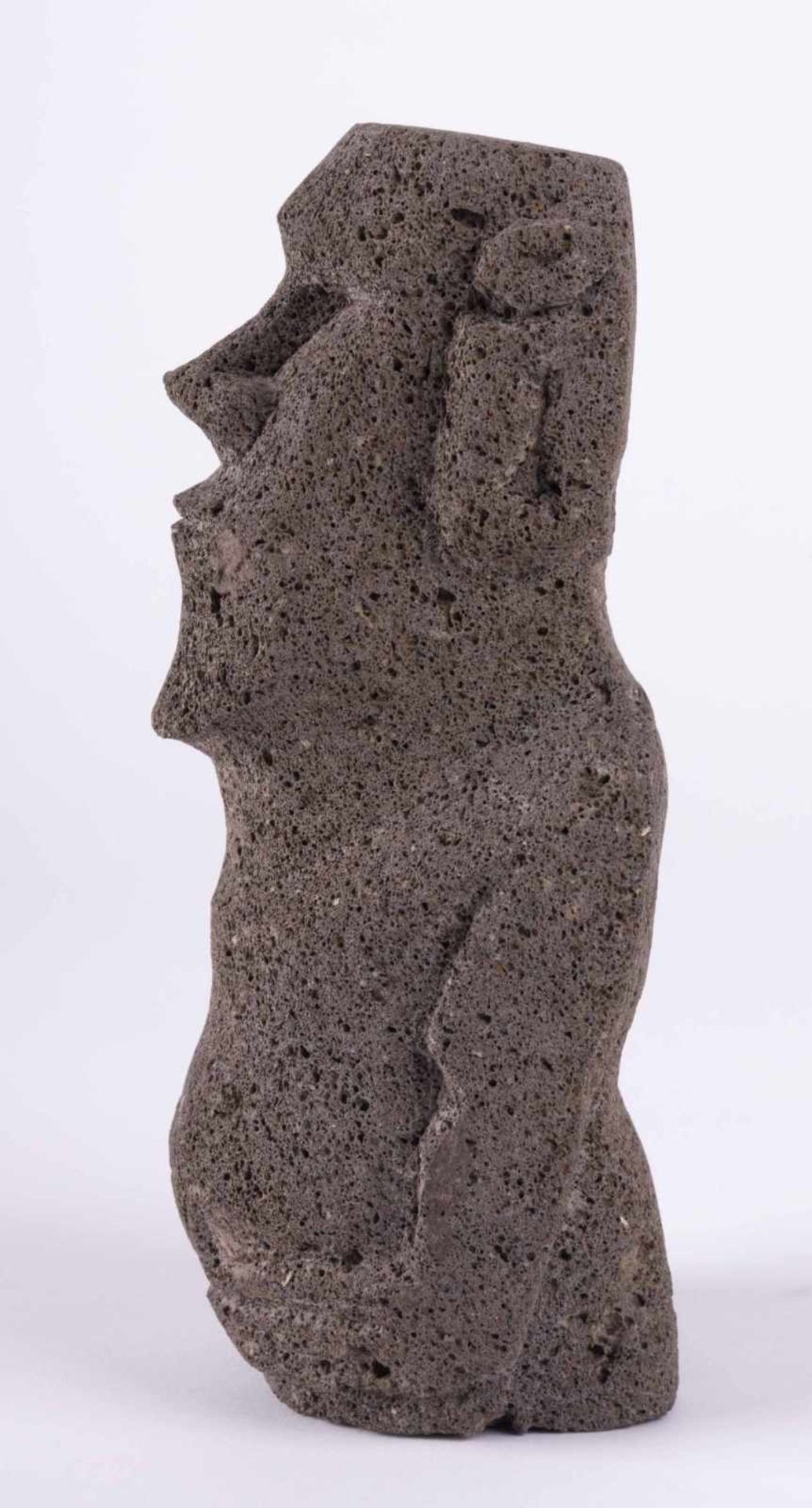 Figur Osterinseln / Easter Island figure - Larvagestein, rückseitig mit Gravur, H: [...] - Bild 5 aus 6