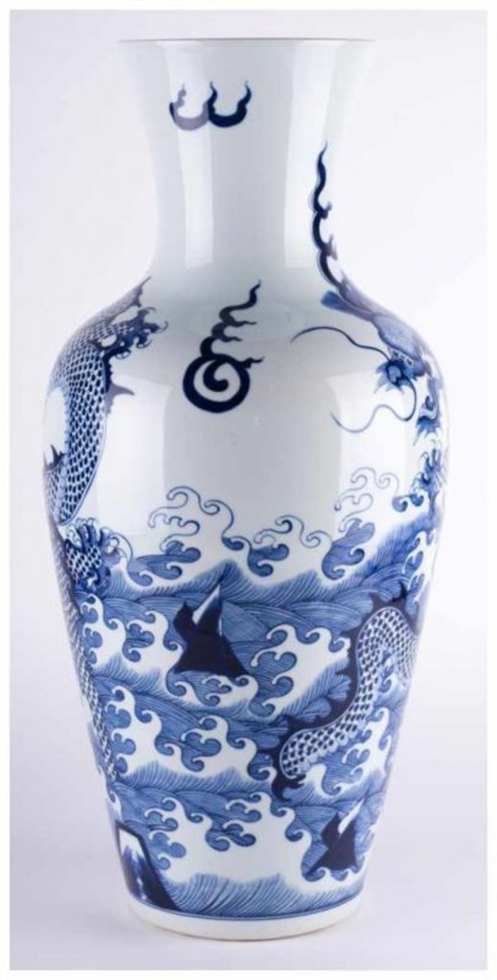 Vase China - Porzellan, blau weißer Drachendekor, Unterglasur, unterm Stand blaue [...] - Bild 3 aus 10