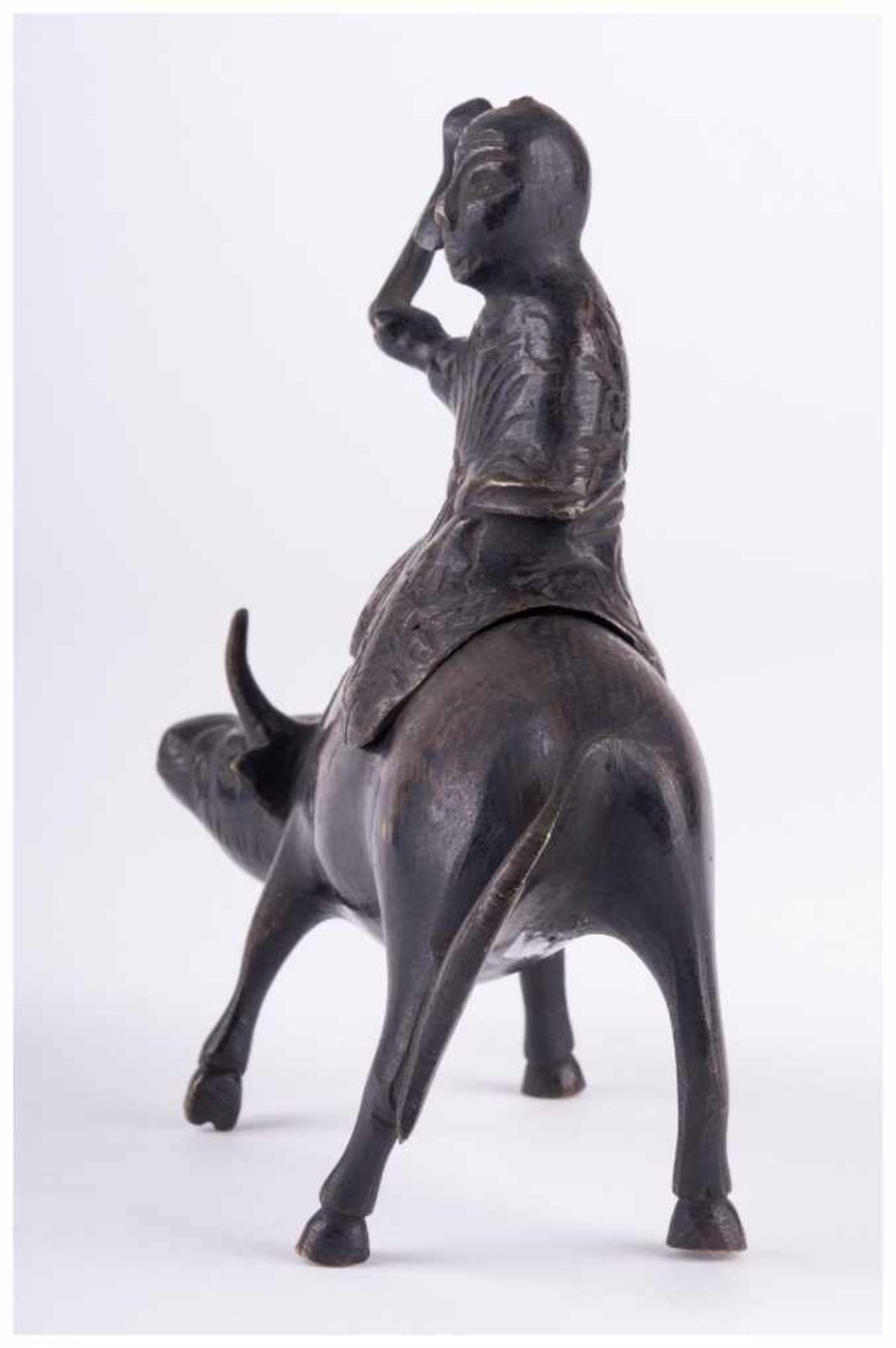 Figur China 19. Jhd. - Bronze, geistlicher auf Büffel reitend, Reiter abnehmbar, [...] - Image 9 of 10