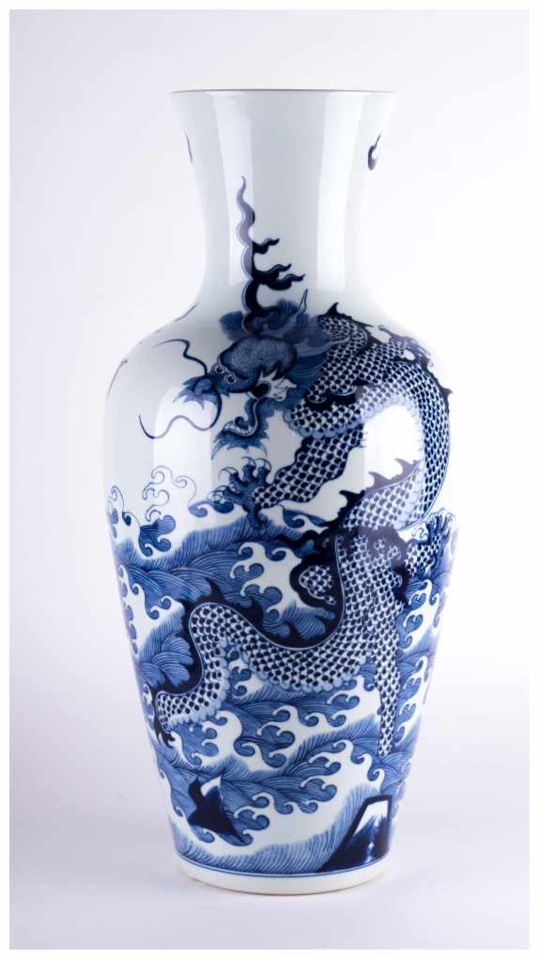 Vase China - Porzellan, blau weißer Drachendekor, Unterglasur, unterm Stand blaue [...]