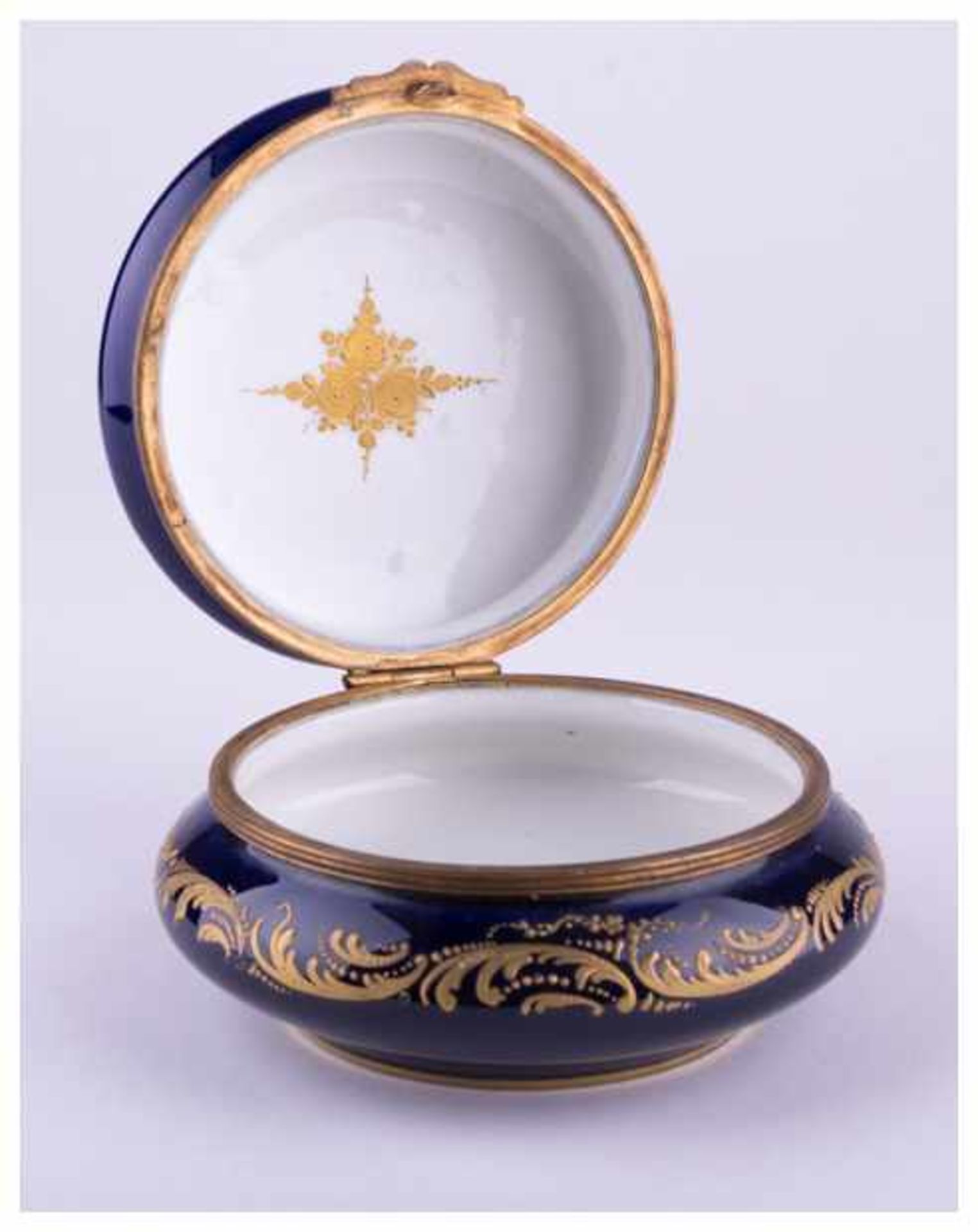 Deckeldose Frankreich / Lidded box, France - kobaltblau, reiche Goldstaffage, auf [...] - Image 9 of 10