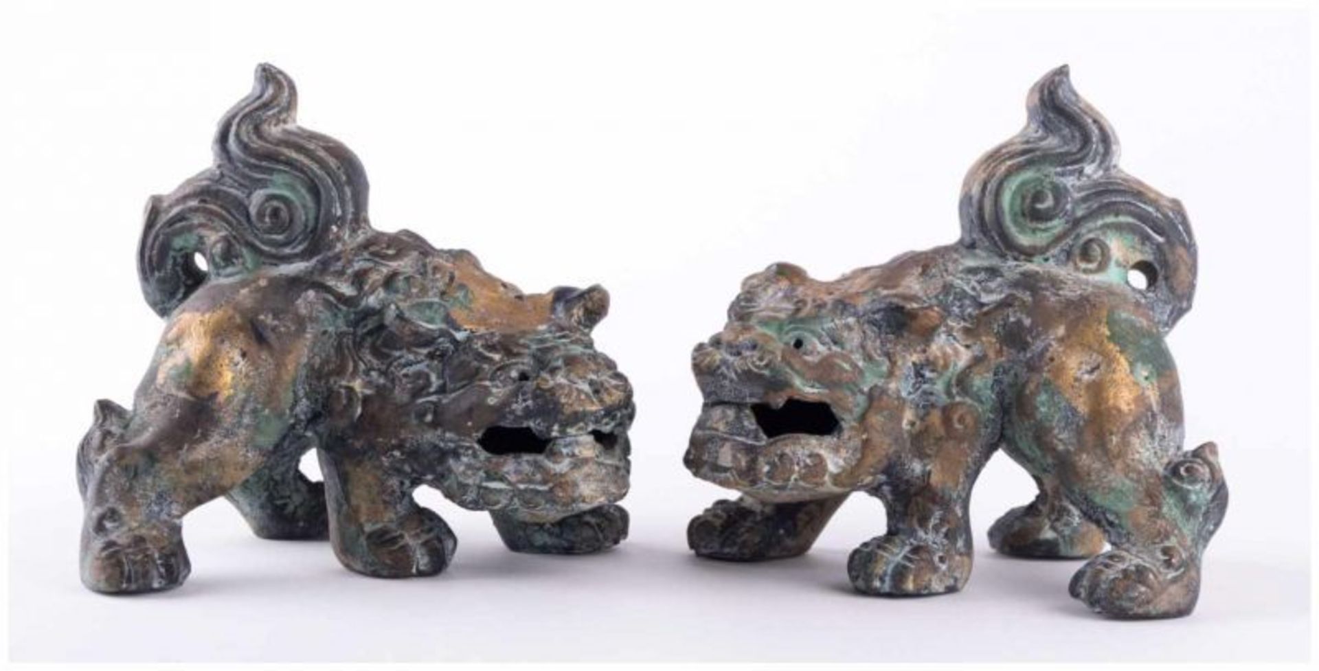 Paar Foohunde 19./20. Jhd / Pair of Foo Dogs, 19th/20th century - Bronze, Reste alte [...] - Image 2 of 10