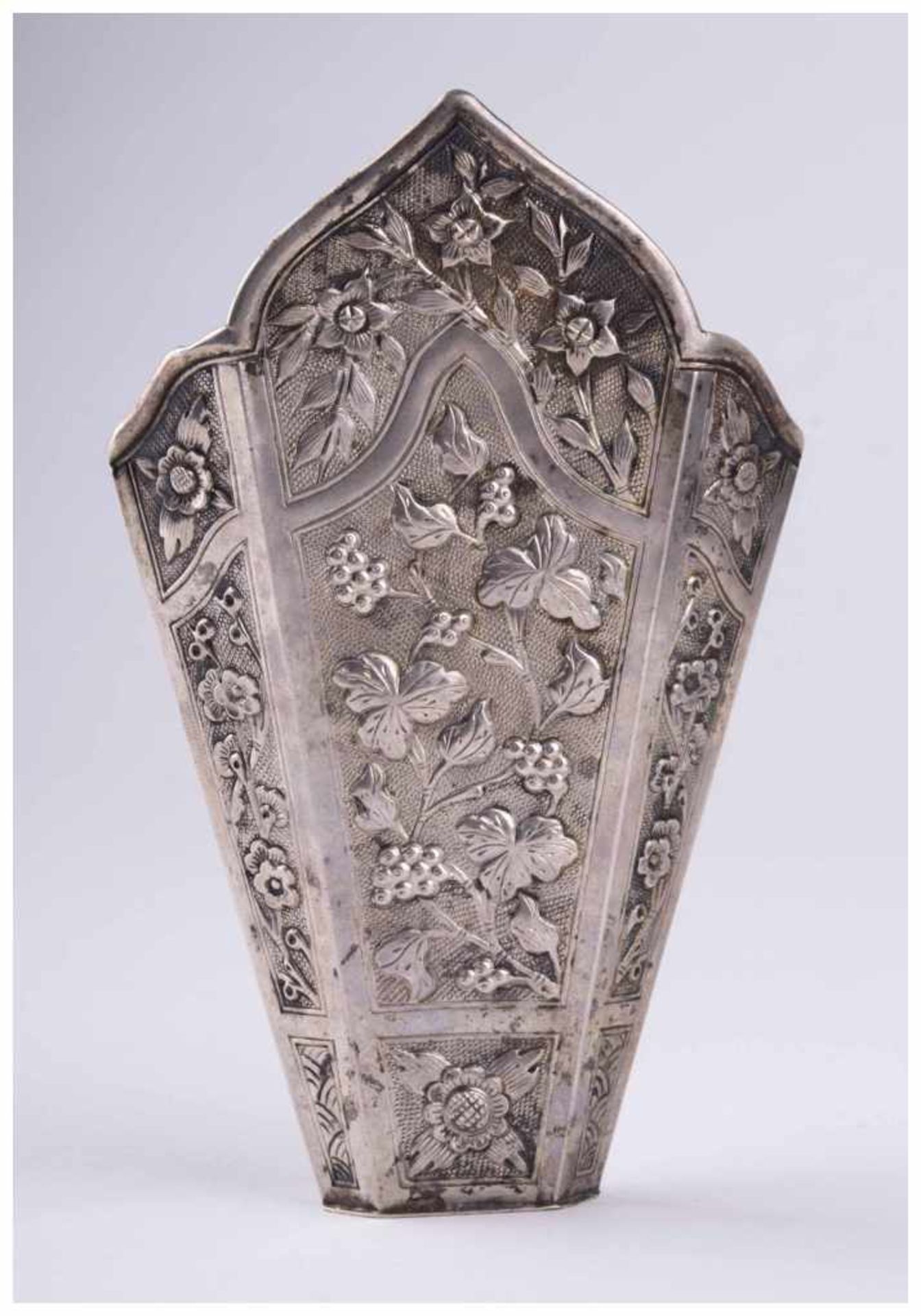 Peranakan Silver Sirih Leaf Holder, Asien um 1890 - Silber geprüft, mehrere Punzen, [...] - Bild 8 aus 12