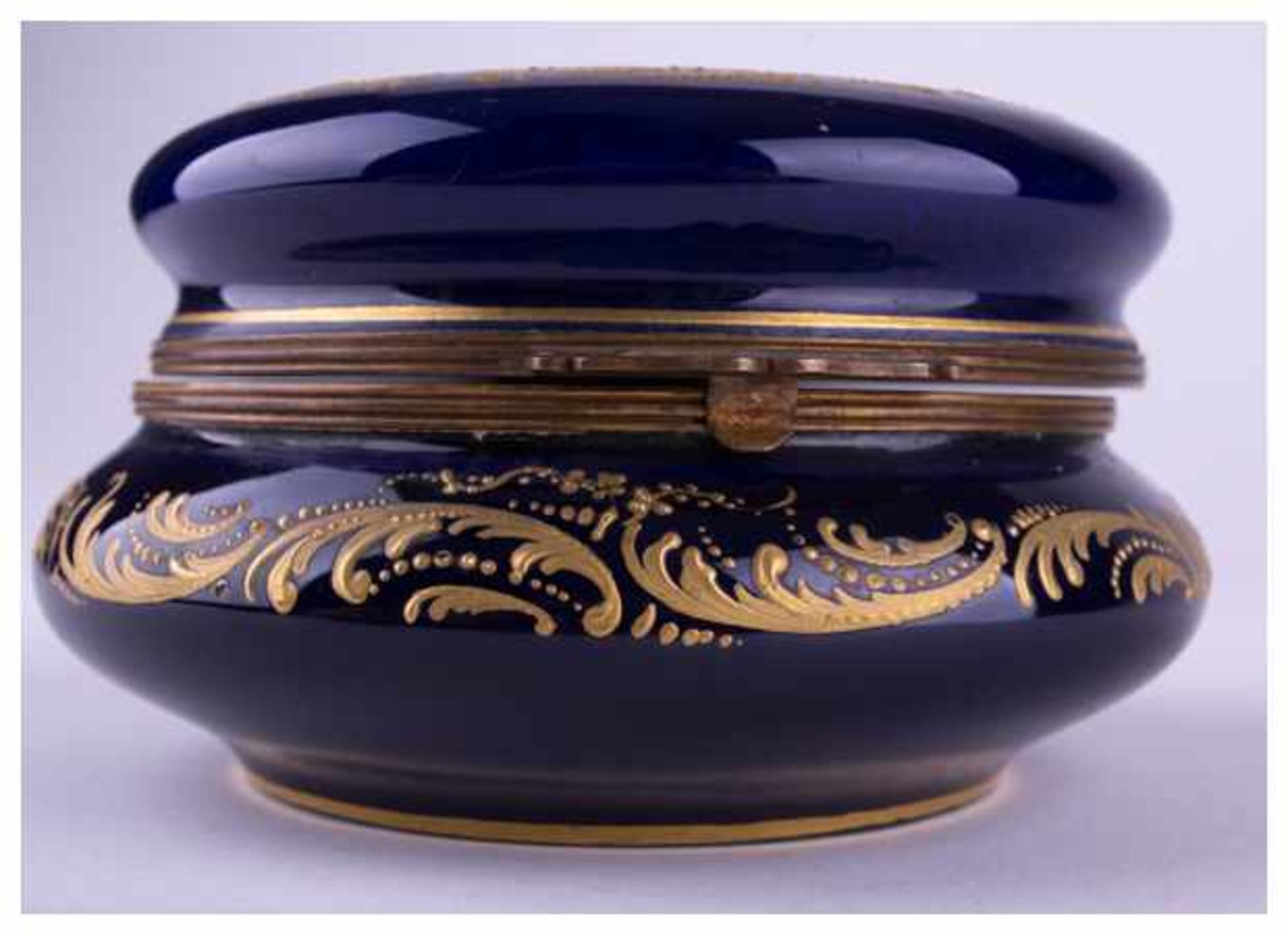 Deckeldose Frankreich / Lidded box, France - kobaltblau, reiche Goldstaffage, auf [...] - Image 7 of 10