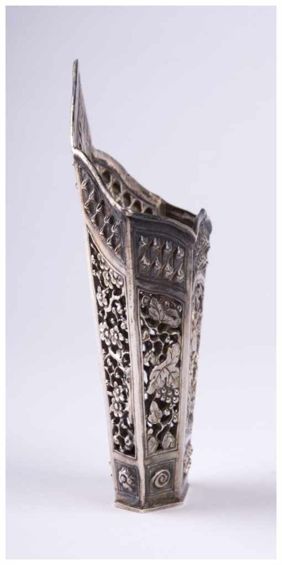 Peranakan Silver Sirih Leaf Holder, Asien um 1890 - Silber geprüft, mehrere Punzen, [...] - Bild 7 aus 10