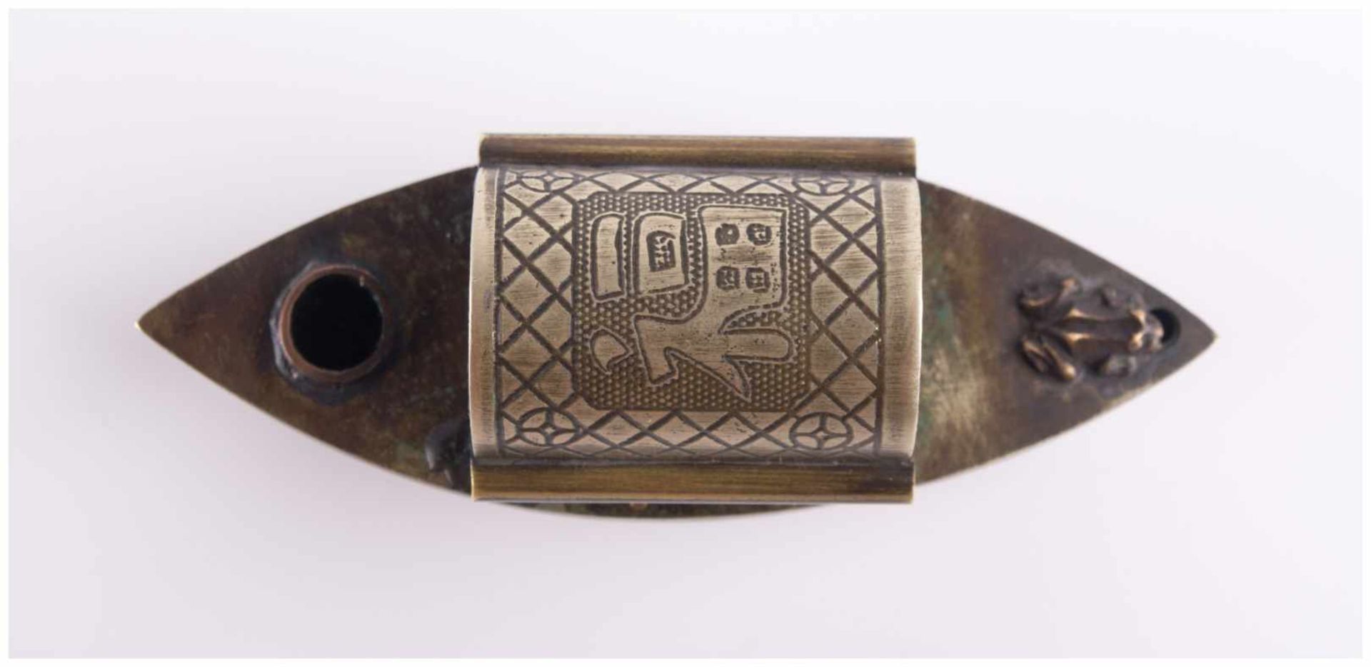 Tuschwassergefäß um 1800 / Ink vessel, about 1800 - wohl Metall, in Form eines [...] - Bild 11 aus 12