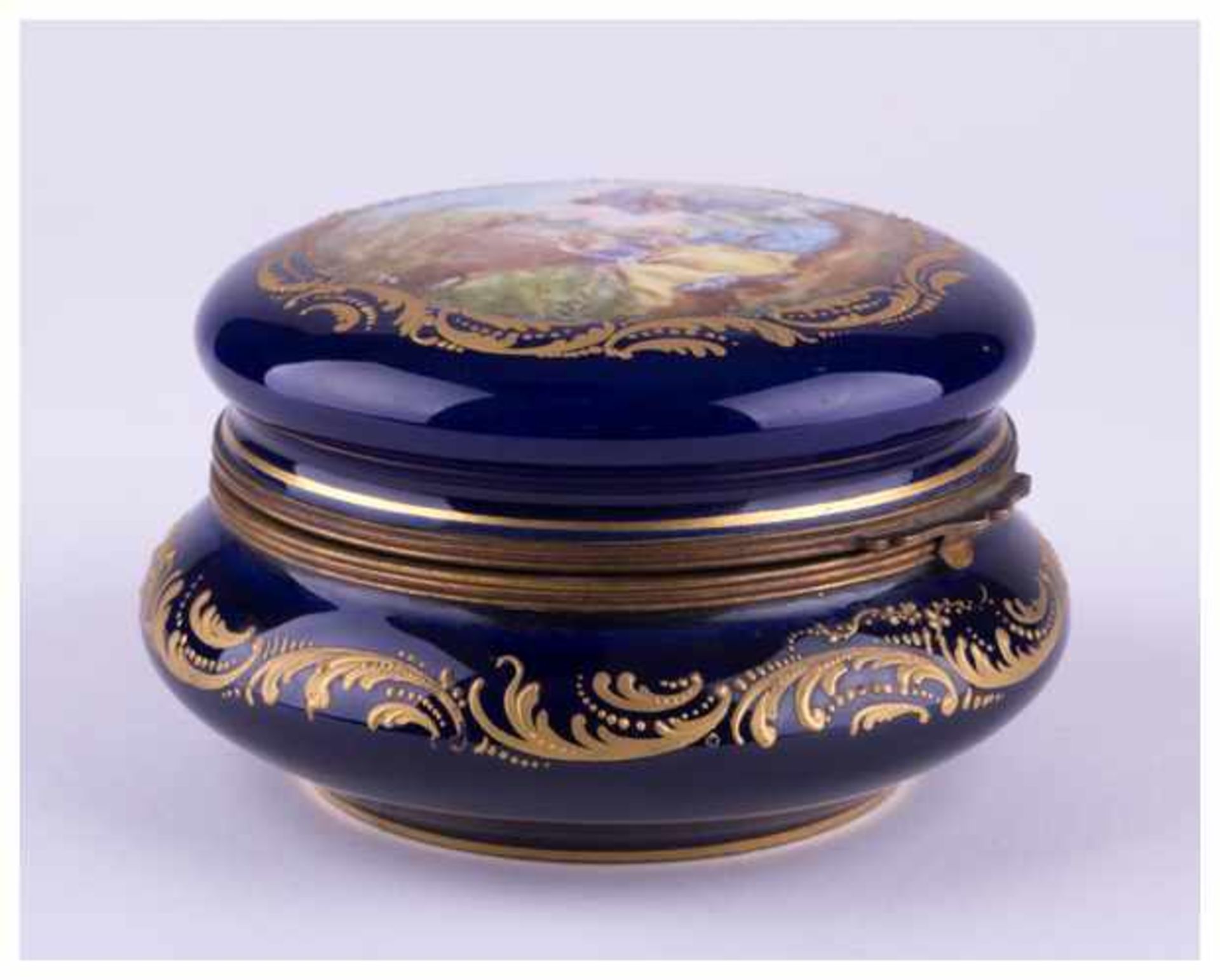 Deckeldose Frankreich / Lidded box, France - kobaltblau, reiche Goldstaffage, auf [...]