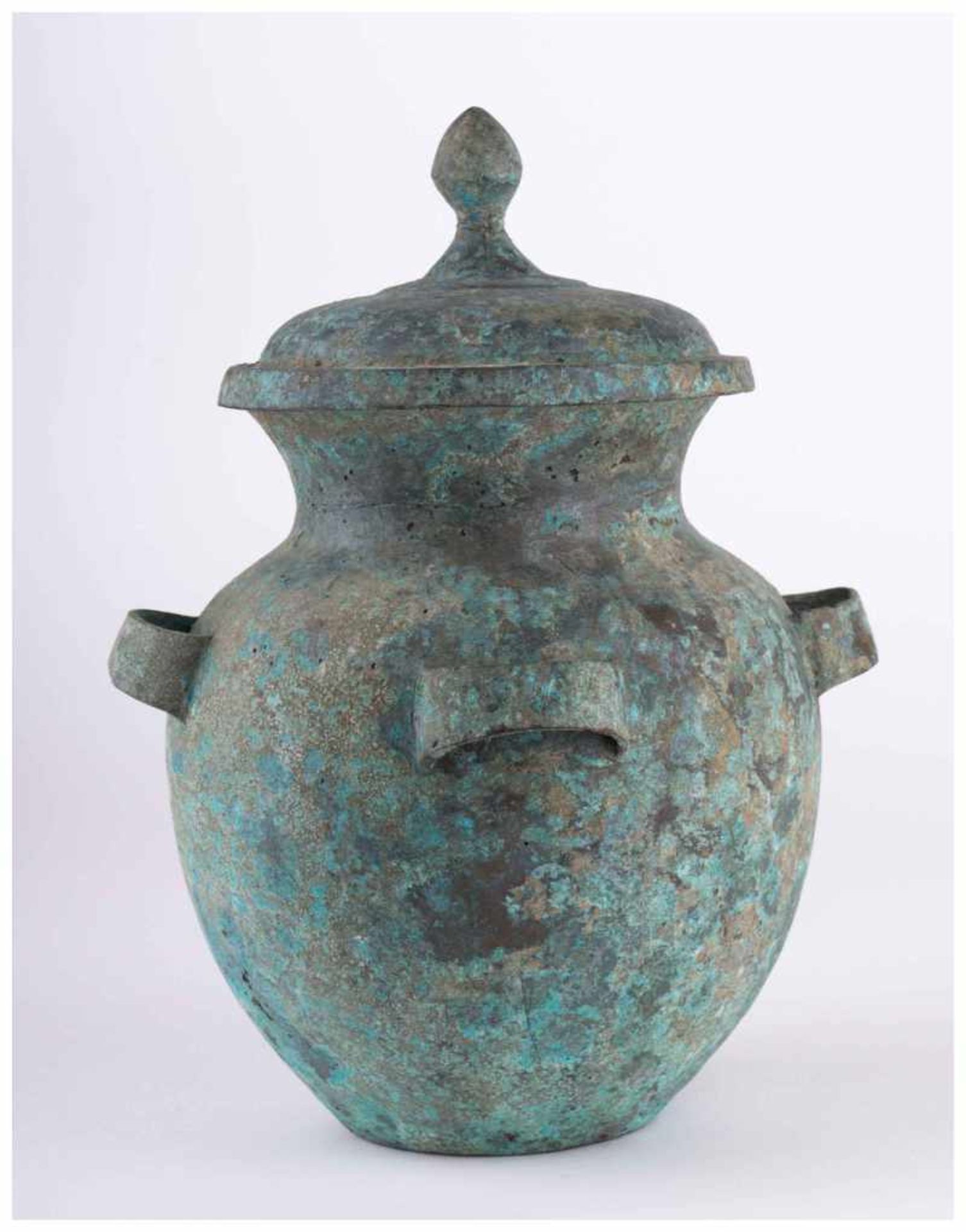 altes Deckelgefäß China / old lidded vessel, China - Bronze, mit seitlichen [...]