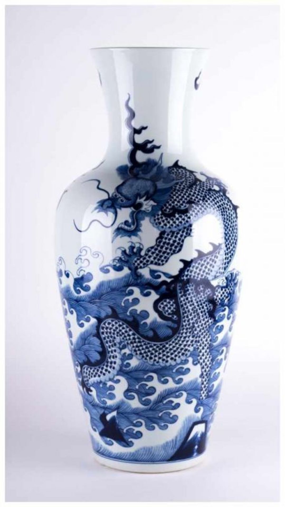 Vase China - Porzellan, blau weißer Drachendekor, Unterglasur, unterm Stand blaue [...] - Bild 2 aus 10