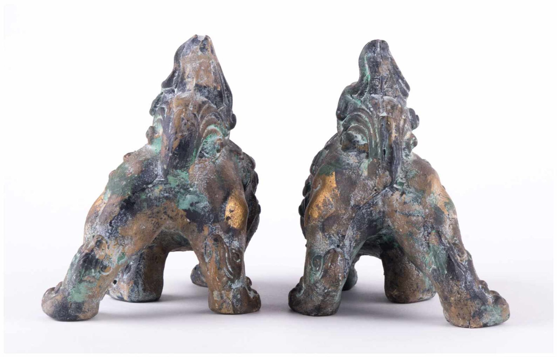 Paar Foohunde 19./20. Jhd / Pair of Foo Dogs, 19th/20th century - Bronze, Reste alte [...] - Image 8 of 10