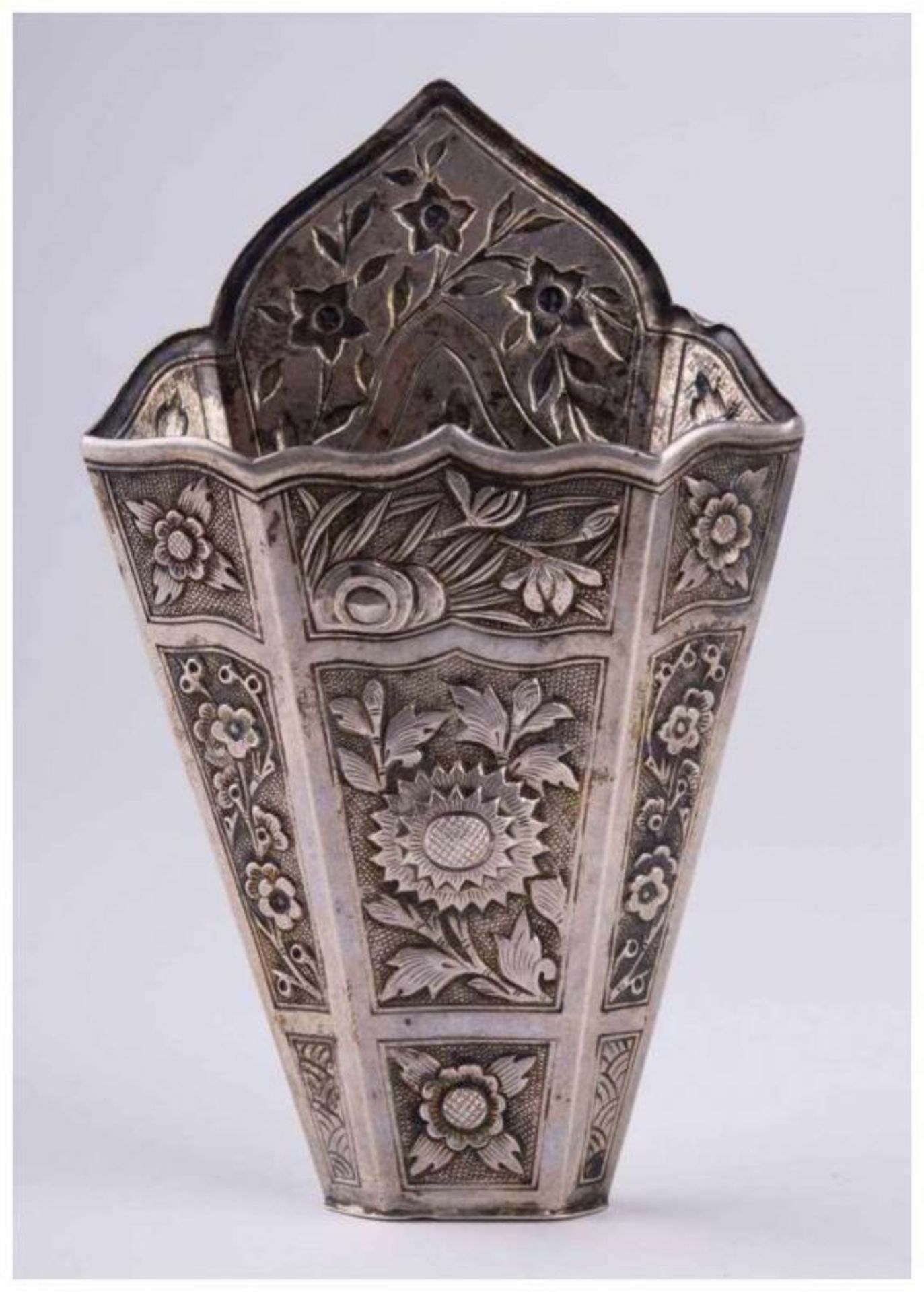 Peranakan Silver Sirih Leaf Holder, Asien um 1890 - Silber geprüft, mehrere Punzen, [...] - Bild 2 aus 12