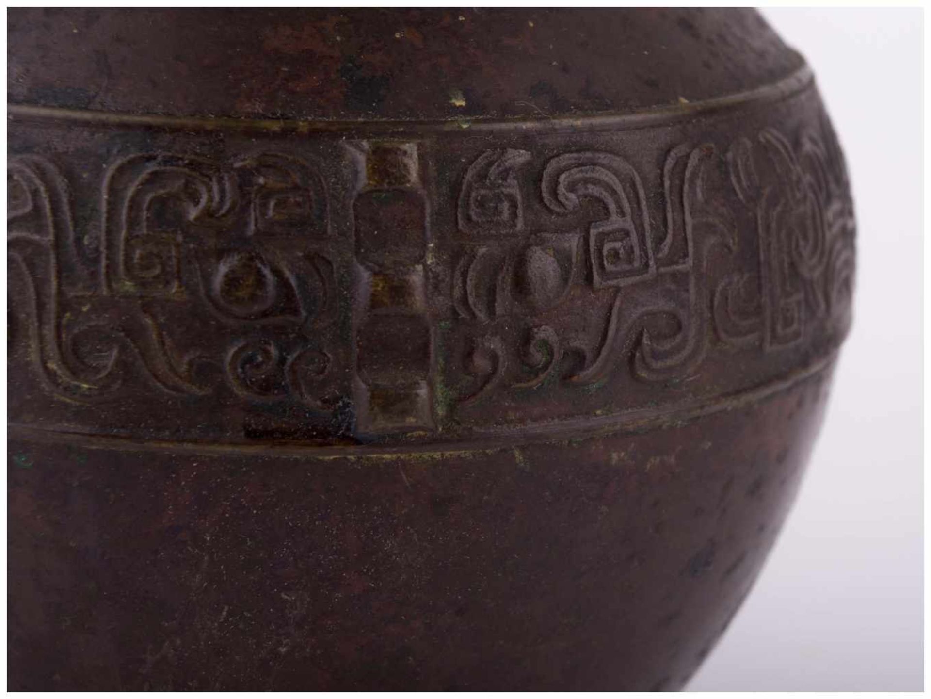 asiatische Vase 19./20. Jhd. / Asian vase, 19th/20th century - Bronze, mit [...] - Image 7 of 8