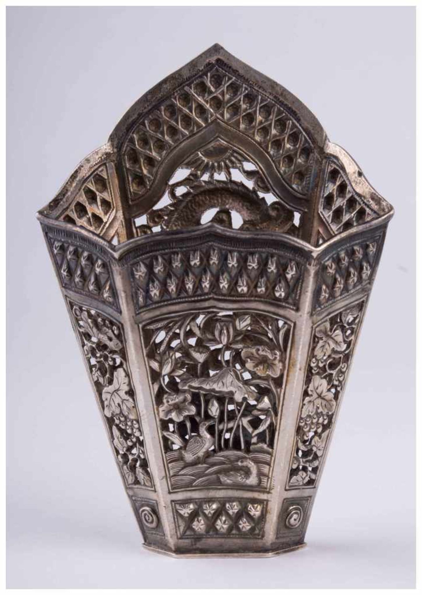 Peranakan Silver Sirih Leaf Holder, Asien um 1890 - Silber geprüft, mehrere Punzen, [...]