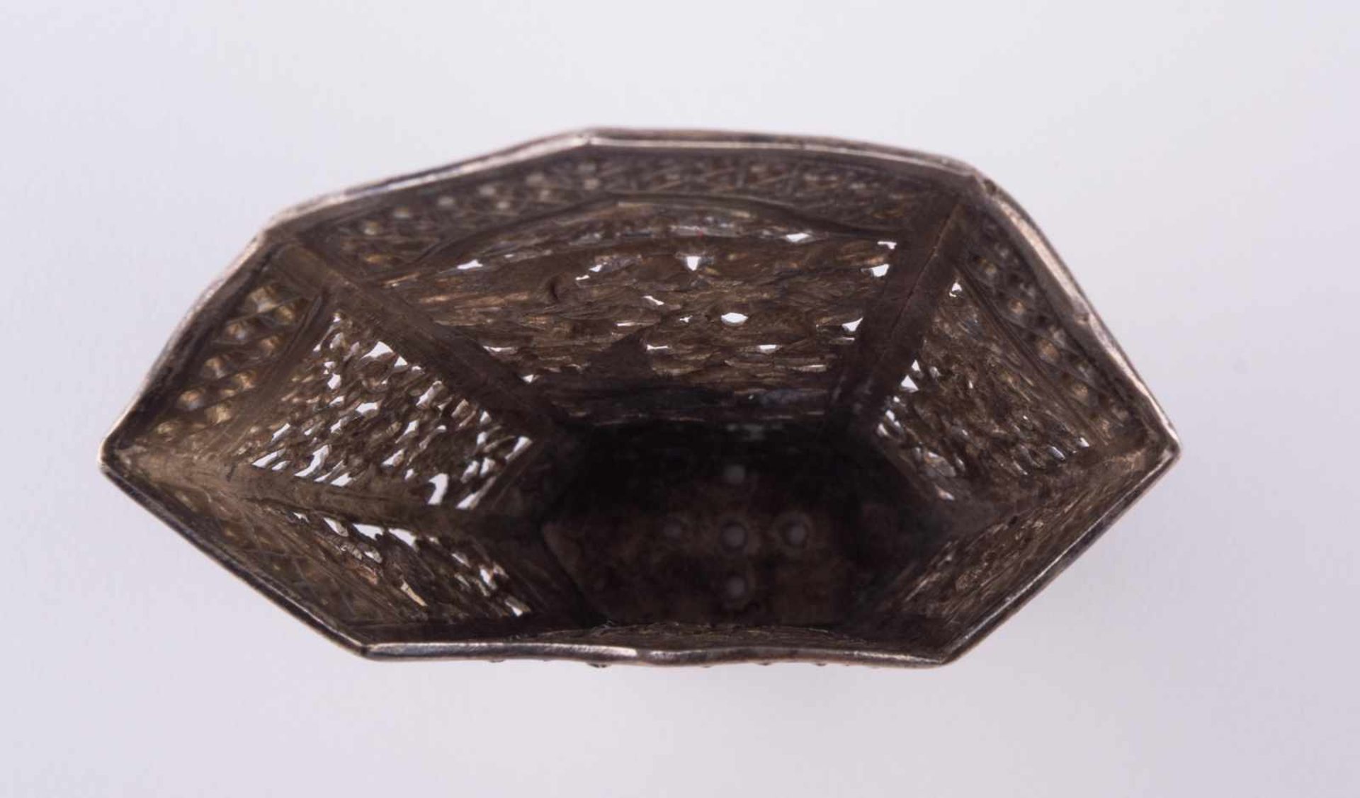 Peranakan Silver Sirih Leaf Holder, Asien um 1890 Silber geprüft, mehrere Punzen, 11 cm x 7,5 cm x - Bild 4 aus 5