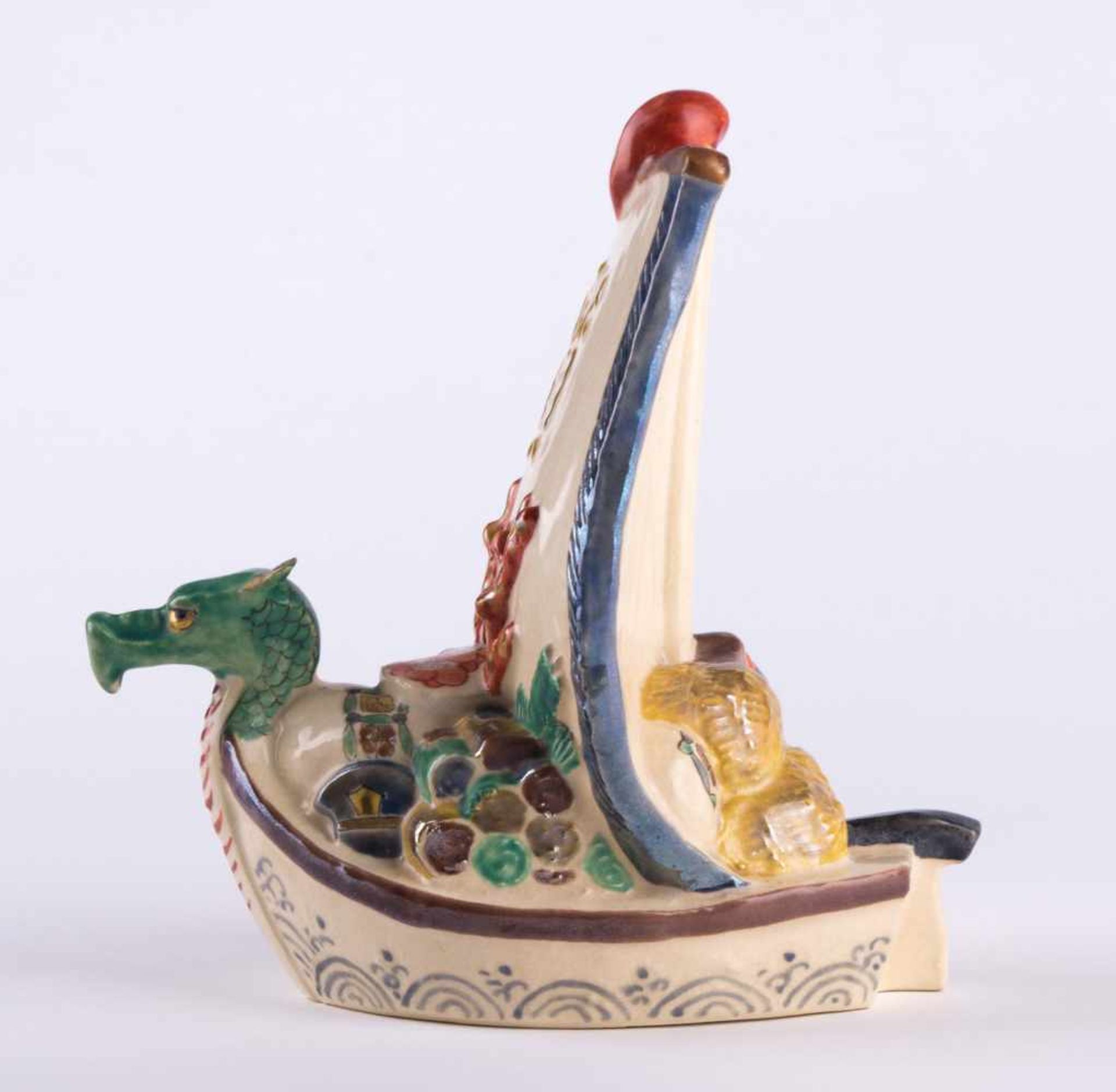 Drachenschiff Asien / Dragon ship, Asia farbig glasiert und Gold staffiert, 17 cm x 17 cm x 10 cm, - Bild 3 aus 7