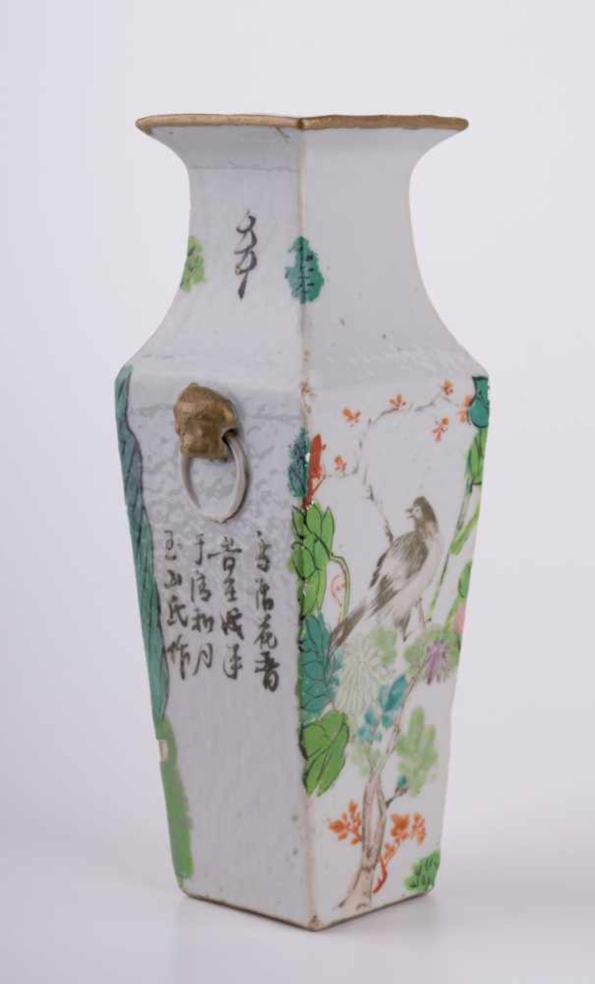 Vase China 19./20. Jhd. bemallt mit Landschafts - und Vogeldekor sowie mit Schriftzeichen, an den