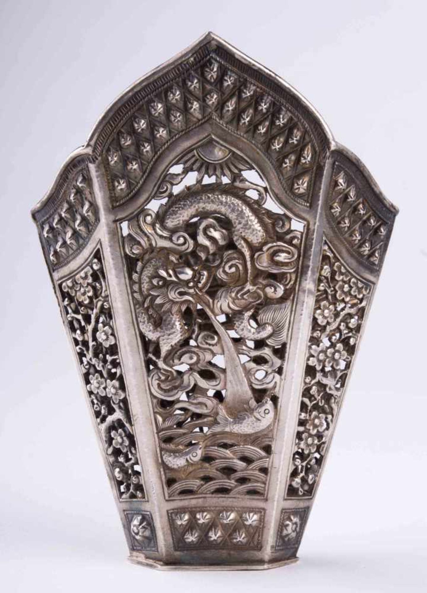 Peranakan Silver Sirih Leaf Holder, Asien um 1890 Silber geprüft, mehrere Punzen, 11 cm x 7,5 cm x - Bild 3 aus 5