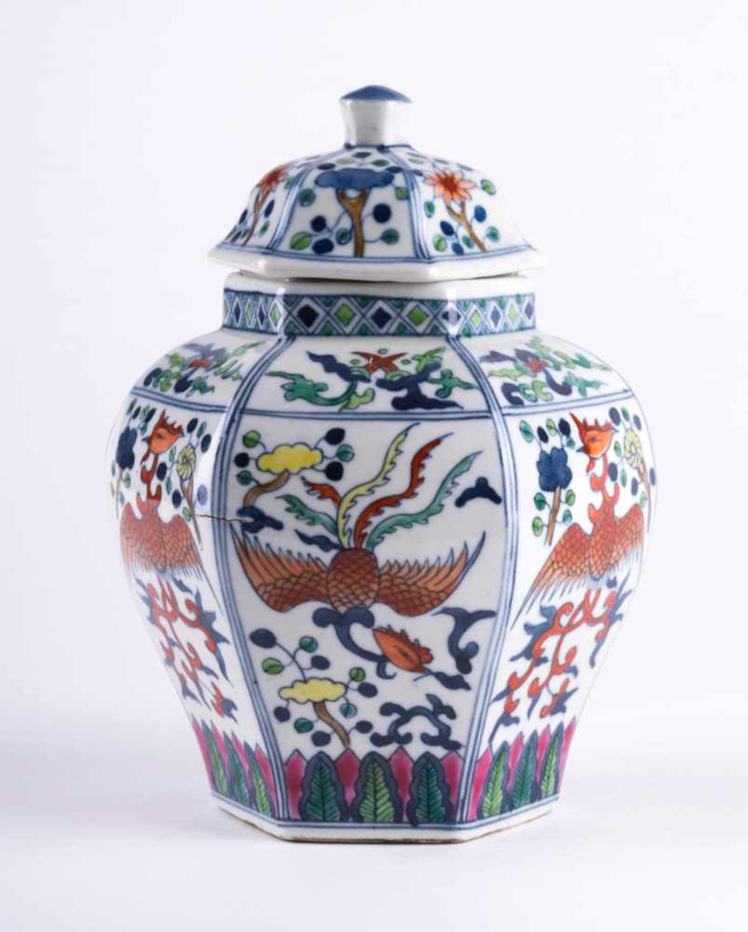 Deckelgefäß China 19./20. Jhd. / Lidded vase, China 19th/20th century hexagonale Form, farbig