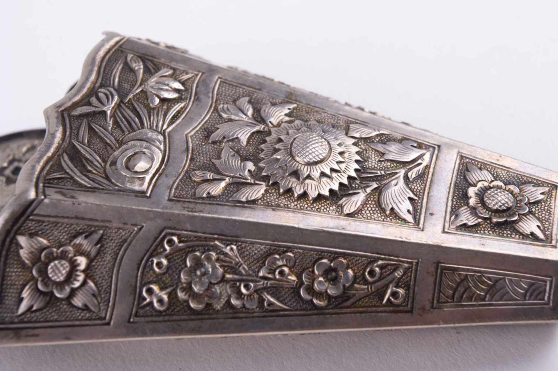 Peranakan Silver Sirih Leaf Holder, Asien um 1890 Silber geprüft, mehrere Punzen, 11 cm x 6,5 cm x - Bild 4 aus 6