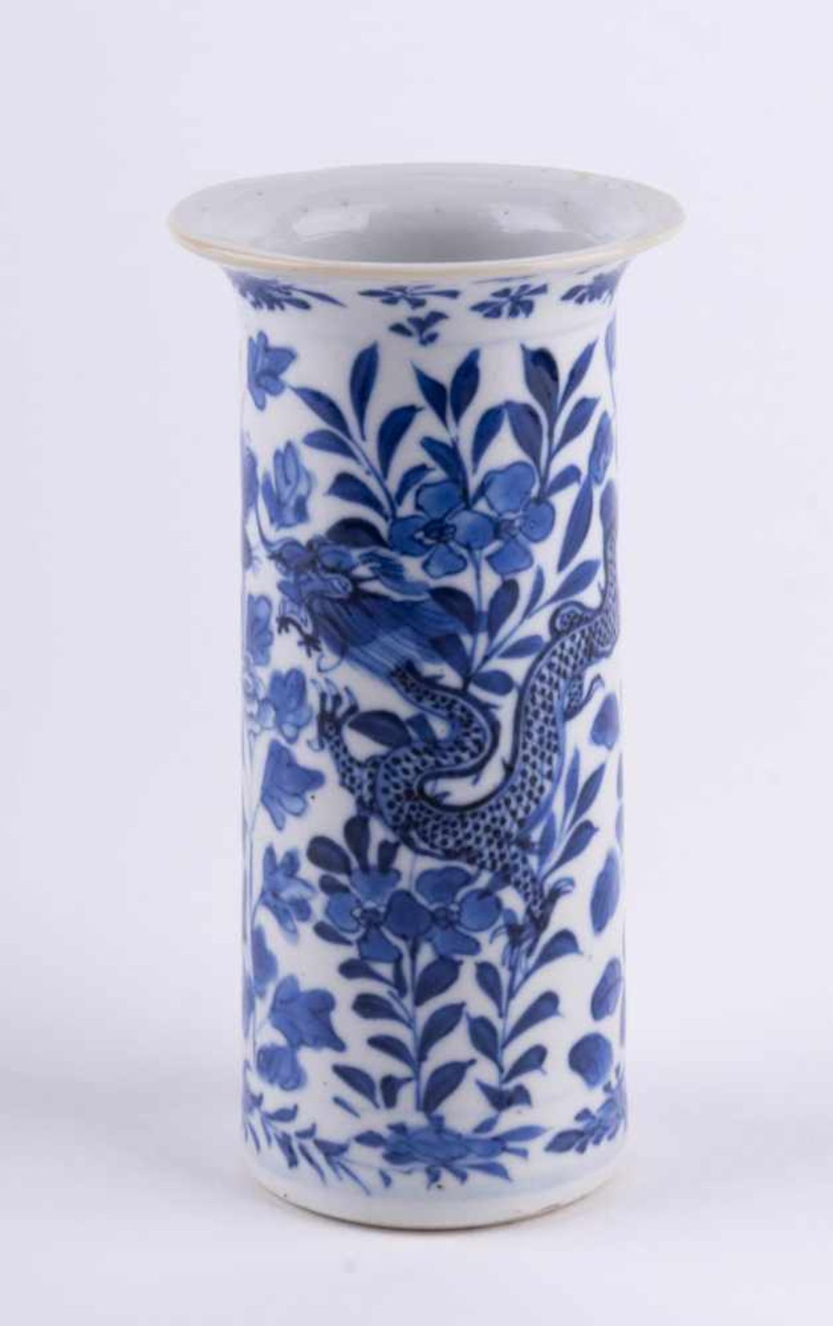 Stangenvase China 19./20. Jhd. / Vase, China 19th/20th century Blau-weiß Malerei mit Floraldekor und