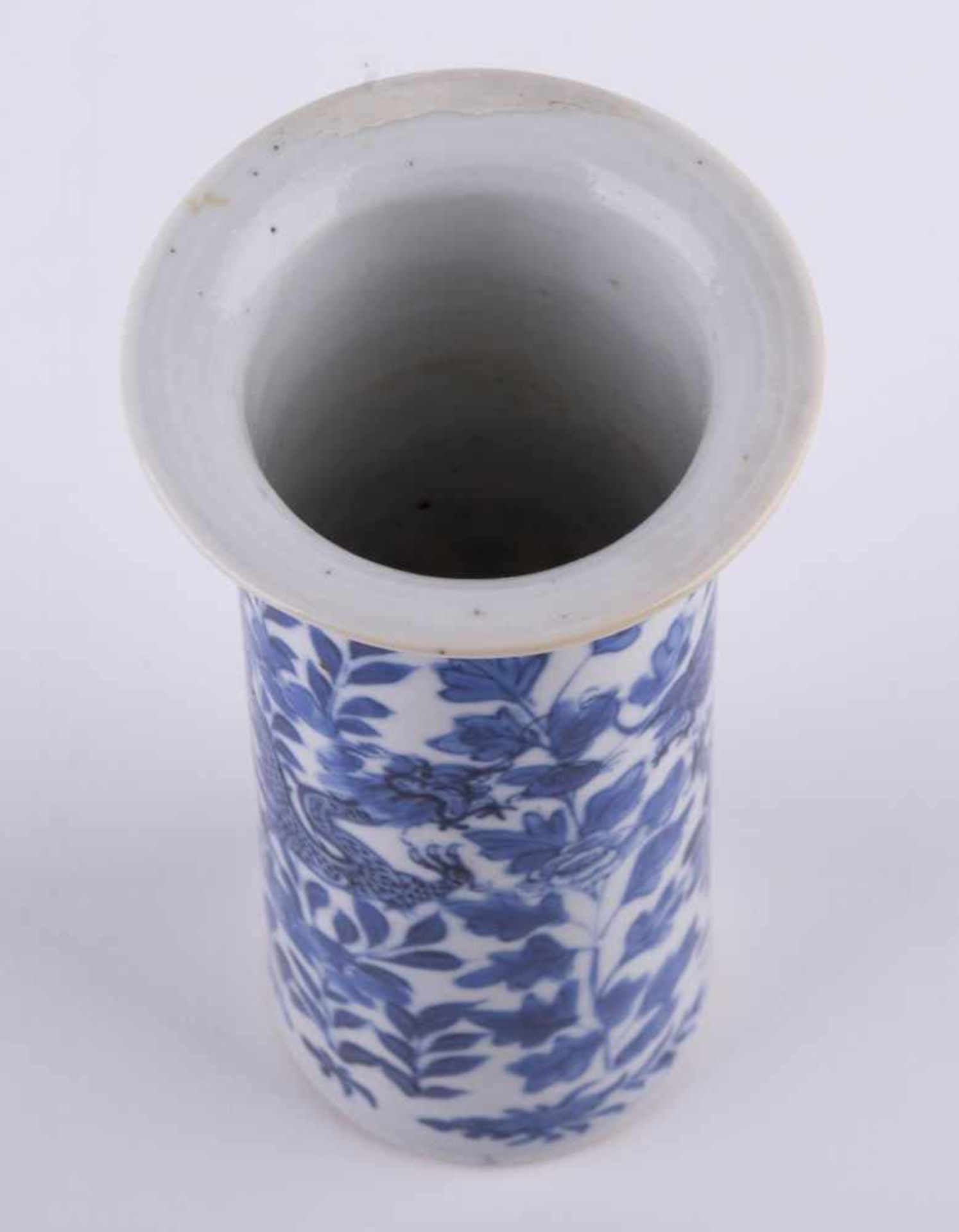 Stangenvase China 19./20. Jhd. / Vase, China 19th/20th century Blau-weiß Malerei mit Floraldekor und - Bild 4 aus 5