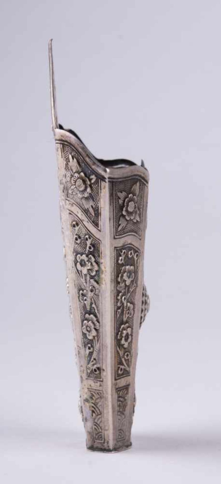 Peranakan Silver Sirih Leaf Holder, Asien um 1890 Silber geprüft, mehrere Punzen, 11 cm x 6,5 cm x - Bild 3 aus 6