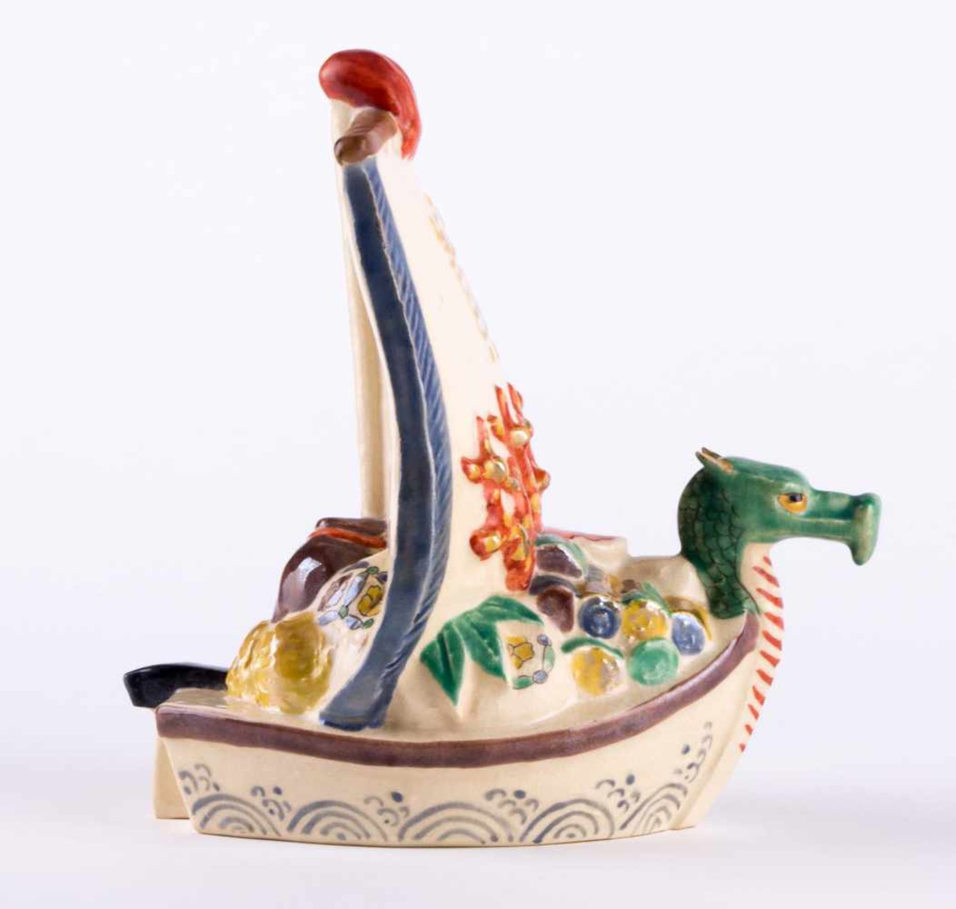 Drachenschiff Asien / Dragon ship, Asia farbig glasiert und Gold staffiert, 17 cm x 17 cm x 10 cm,