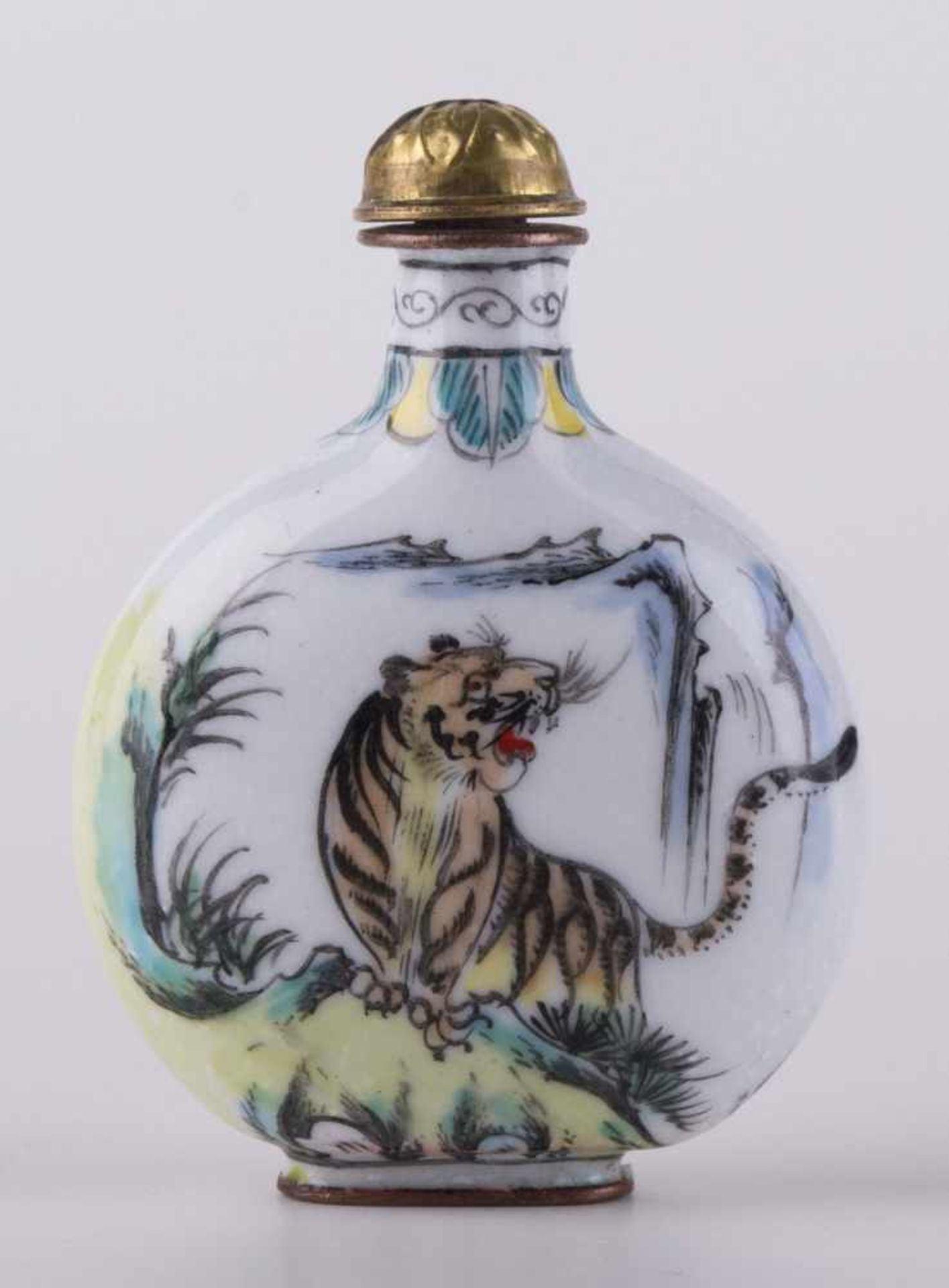 Snuff Bottle China 19. Jhd. Porzellan, vorder - und rückseitig fein bemalt mit Tigern, signiert, - Bild 2 aus 3