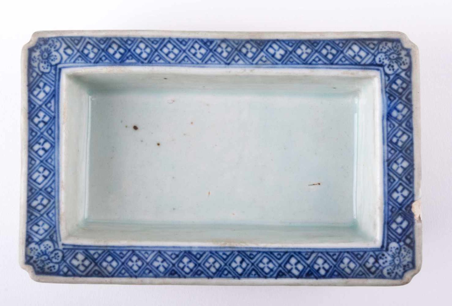 Schale China 18./19. Jhd. / Bowl, China 19th/20th century Rand umlaufend mit Ornamentdekor bemalt, - Bild 3 aus 4