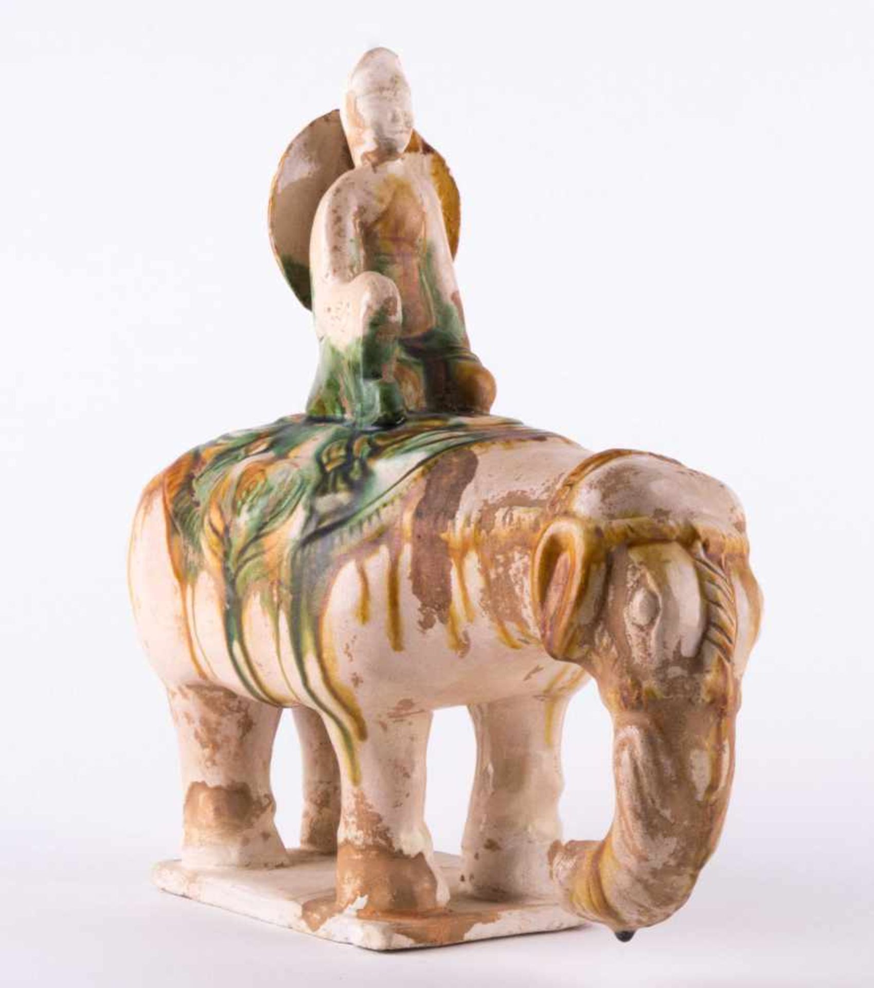 Elefant mit Reiter, China / Elephant with rider, China Keramikskulptur, teilweise glasiert,