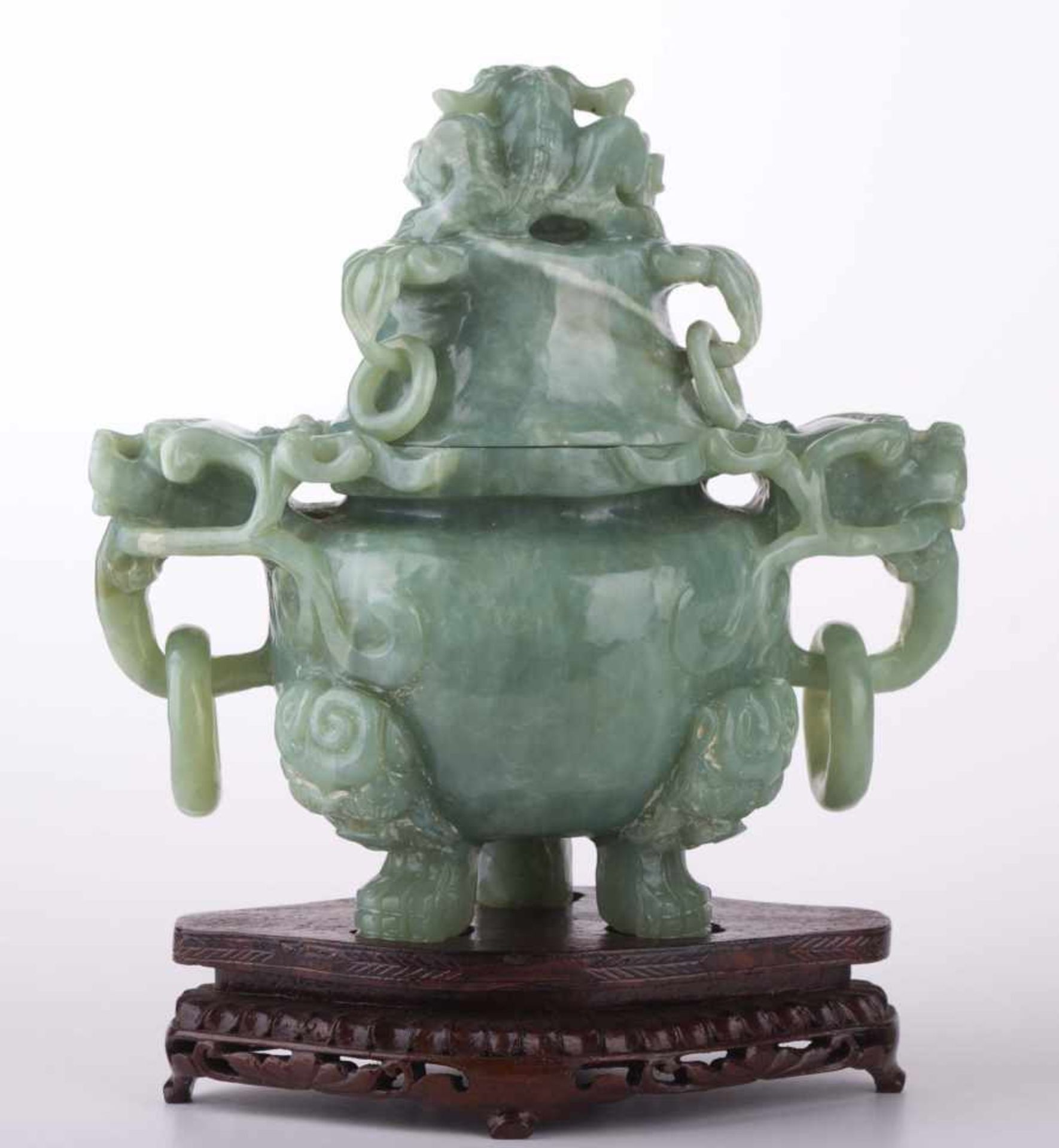 Jade Deckelgefäß China 19./20. Jhd. / Lidded jade vessel, China 19th/20th century mit seitlichen - Bild 2 aus 6