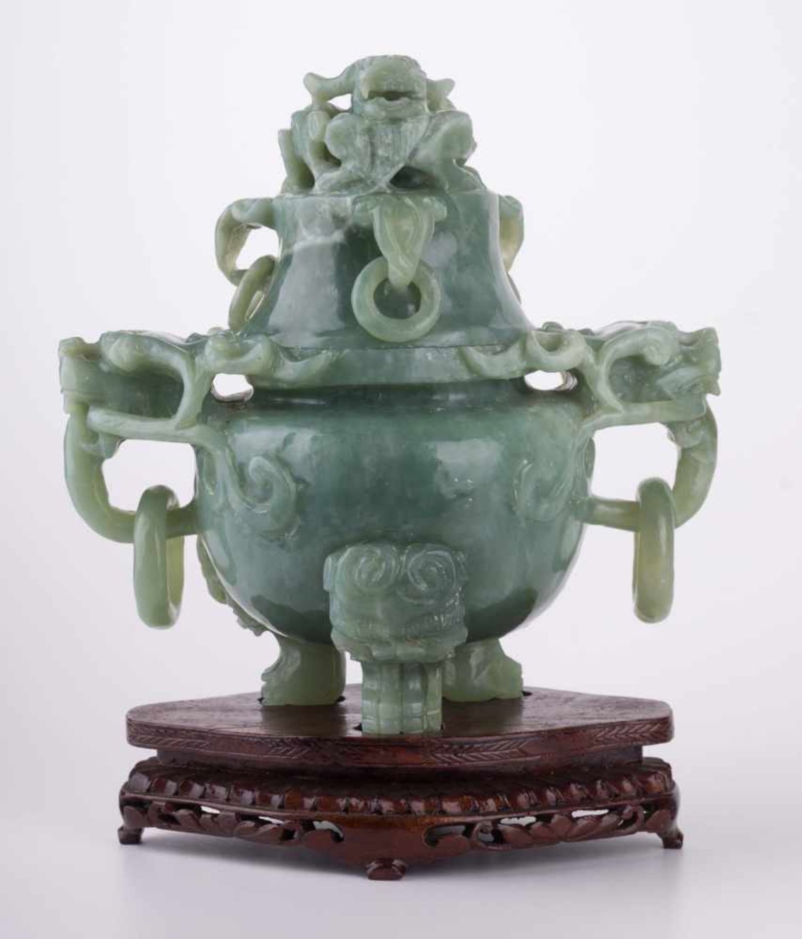 Jade Deckelgefäß China 19./20. Jhd. / Lidded jade vessel, China 19th/20th century mit seitlichen