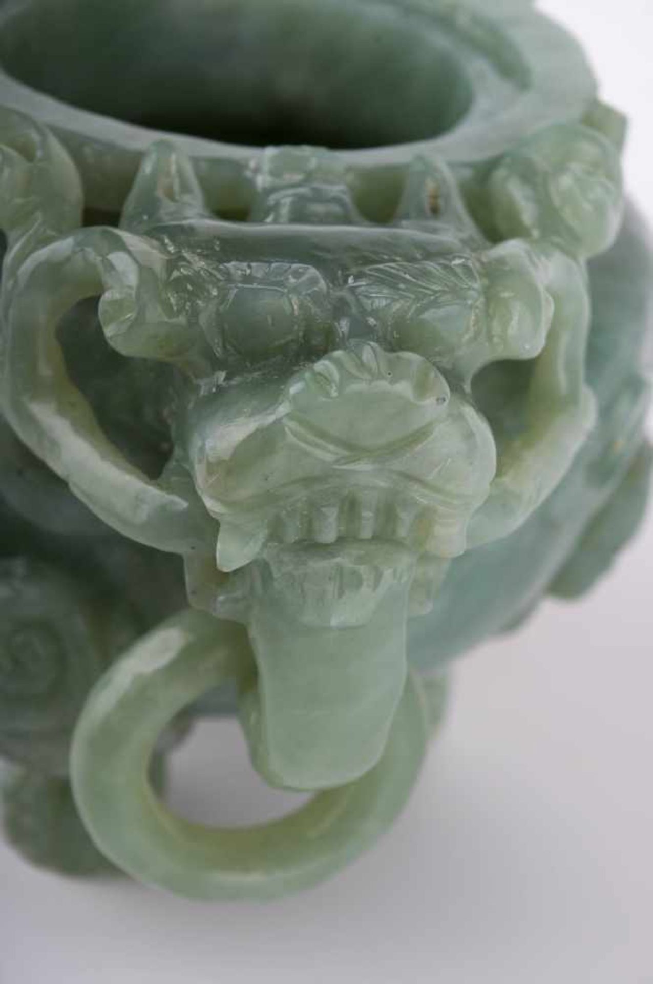 Jade Deckelgefäß China 19./20. Jhd. / Lidded jade vessel, China 19th/20th century mit seitlichen - Bild 6 aus 6