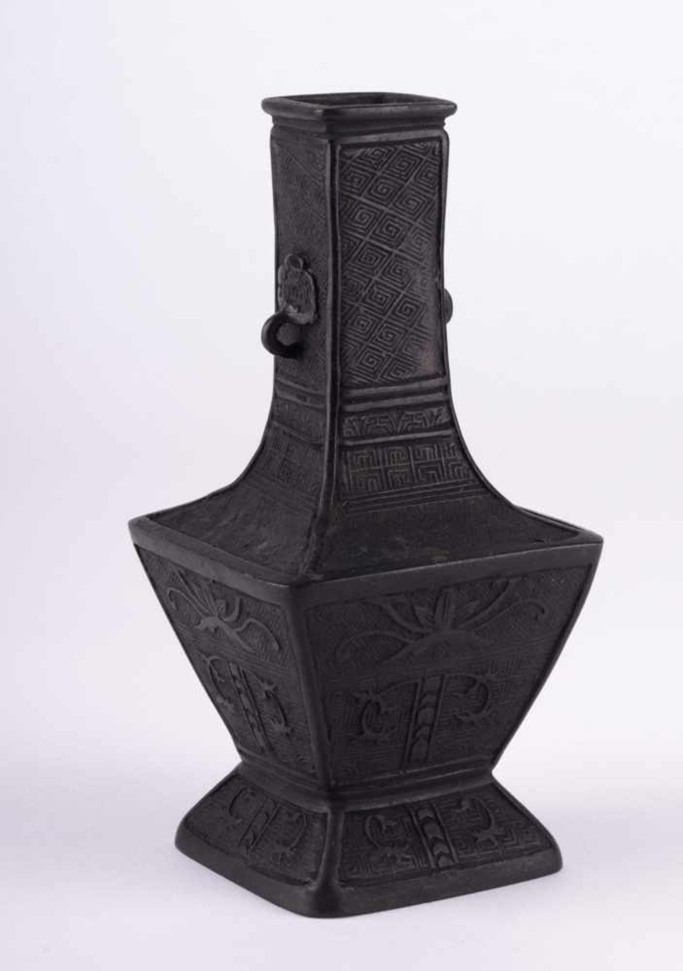 Vase China Bronze, umlaufend dekoriert mit Ornamentdekor, H: 18 cm bronze, surrounding decorated - Bild 2 aus 5