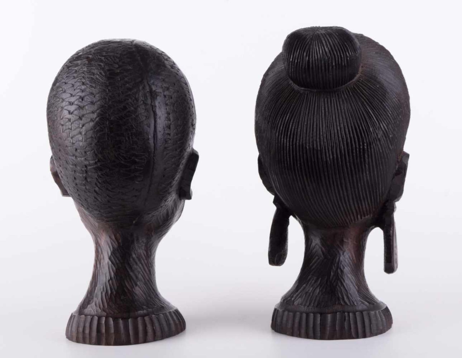Paar Büsten Afrika / A pair of African busts Eisenholz, sehr fein beschnitzt, H: je ca. 25 cm, - Bild 5 aus 5