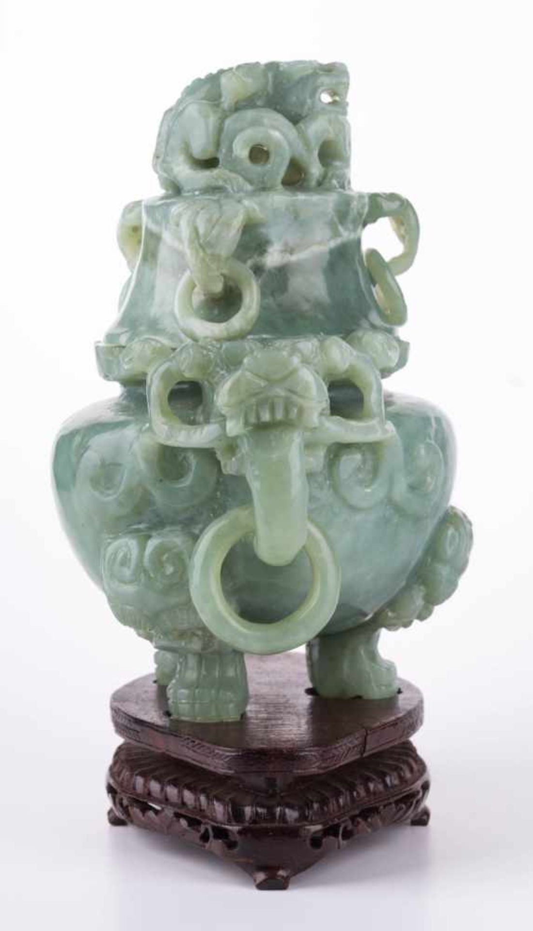 Jade Deckelgefäß China 19./20. Jhd. / Lidded jade vessel, China 19th/20th century mit seitlichen - Bild 3 aus 6