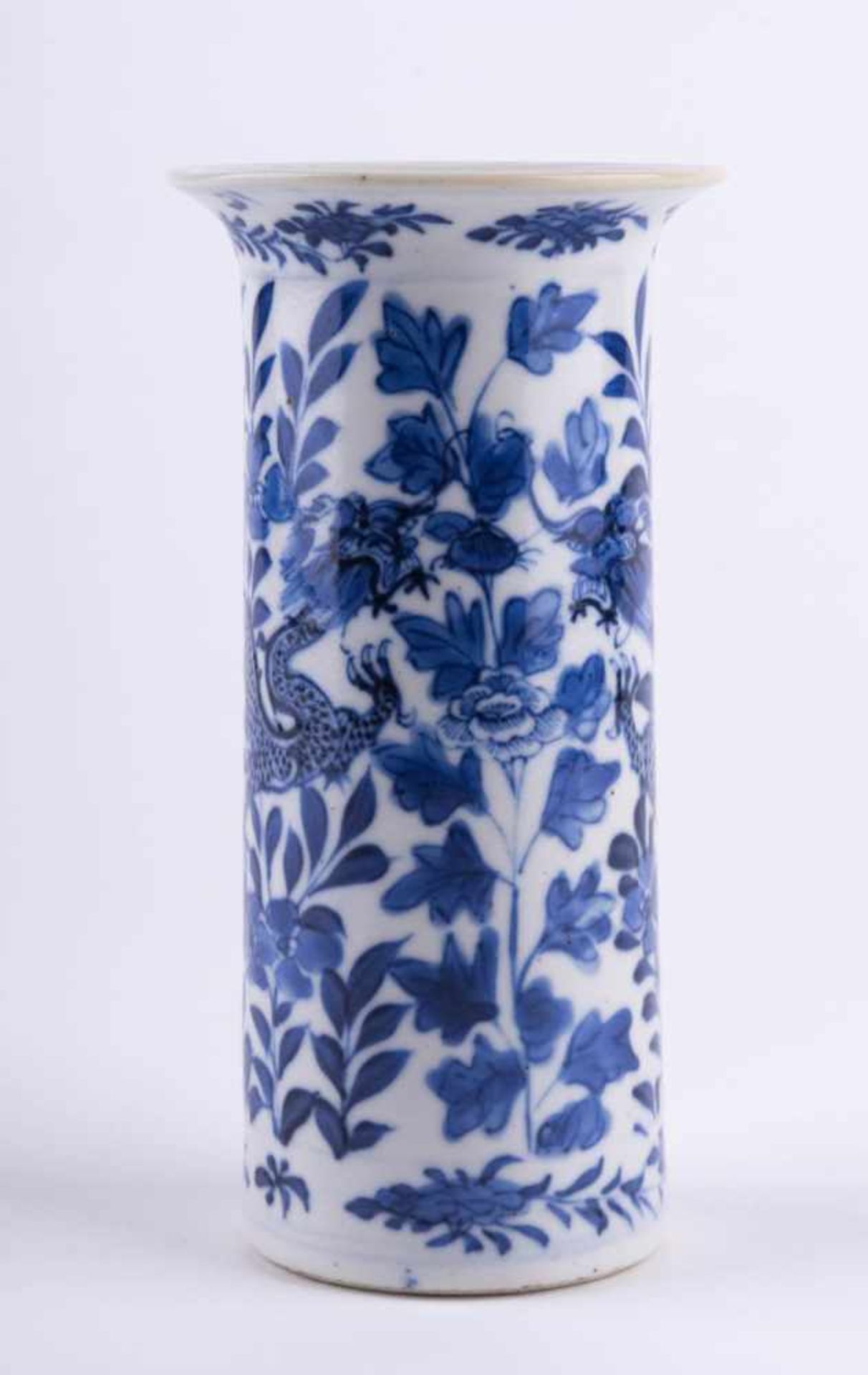 Stangenvase China 19./20. Jhd. / Vase, China 19th/20th century Blau-weiß Malerei mit Floraldekor und - Bild 2 aus 5