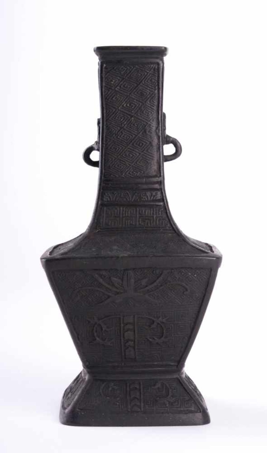 Vase China Bronze, umlaufend dekoriert mit Ornamentdekor, H: 18 cm bronze, surrounding decorated