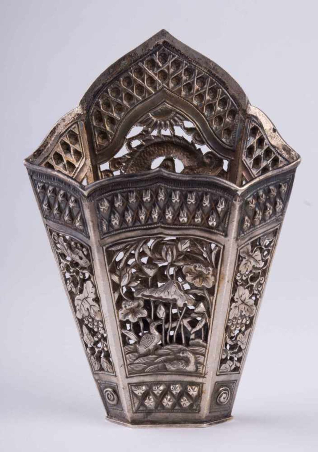 Peranakan Silver Sirih Leaf Holder, Asien um 1890 Silber geprüft, mehrere Punzen, 11 cm x 7,5 cm x