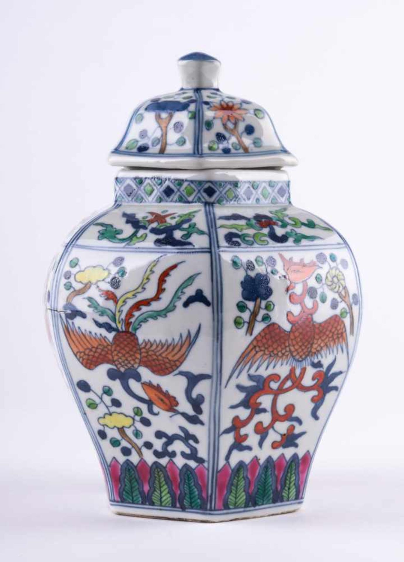 Deckelgefäß China 19./20. Jhd. / Lidded vase, China 19th/20th century hexagonale Form, farbig - Bild 2 aus 5