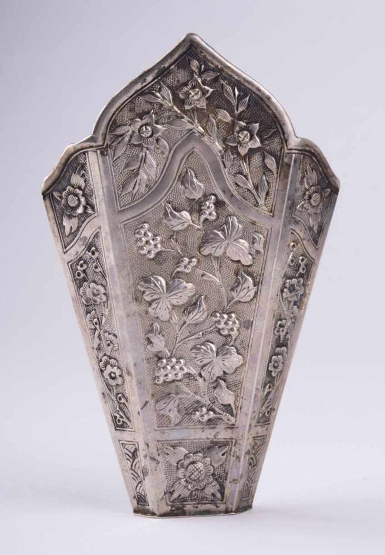 Peranakan Silver Sirih Leaf Holder, Asien um 1890 Silber geprüft, mehrere Punzen, 11 cm x 6,5 cm x - Bild 2 aus 6