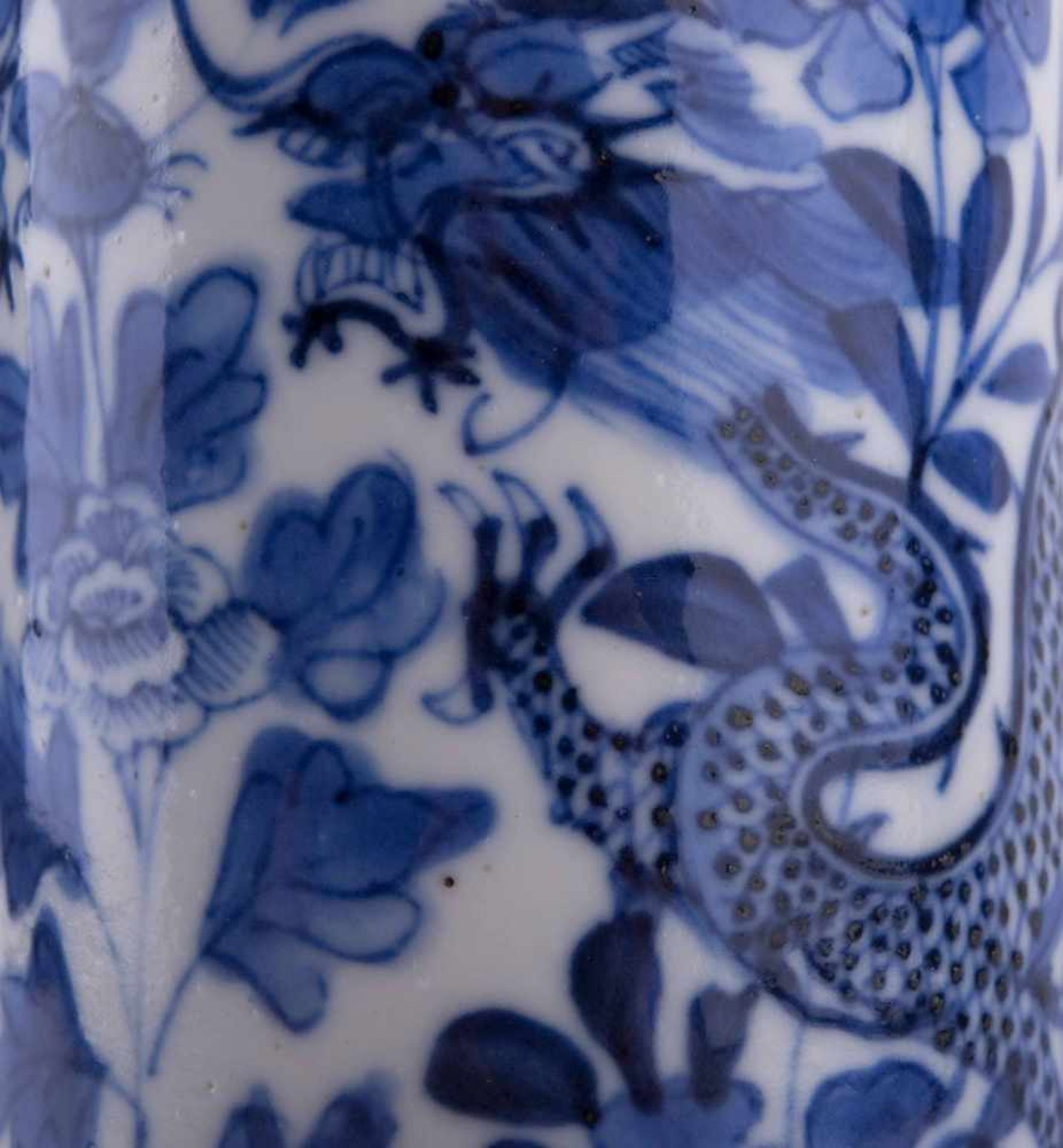 Stangenvase China 19./20. Jhd. / Vase, China 19th/20th century Blau-weiß Malerei mit Floraldekor und - Bild 3 aus 5