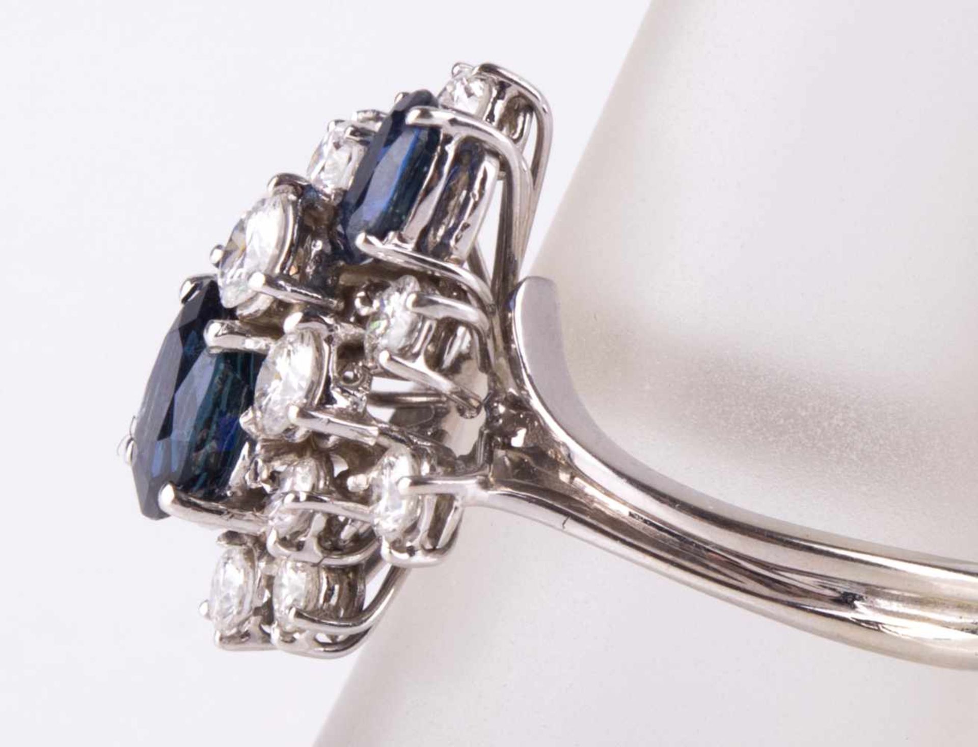Damen Saphir-Brillantring / Women´s sapphire-brilliant ring WG 750/000, mit 14 Brillanten vsi, - Bild 5 aus 7
