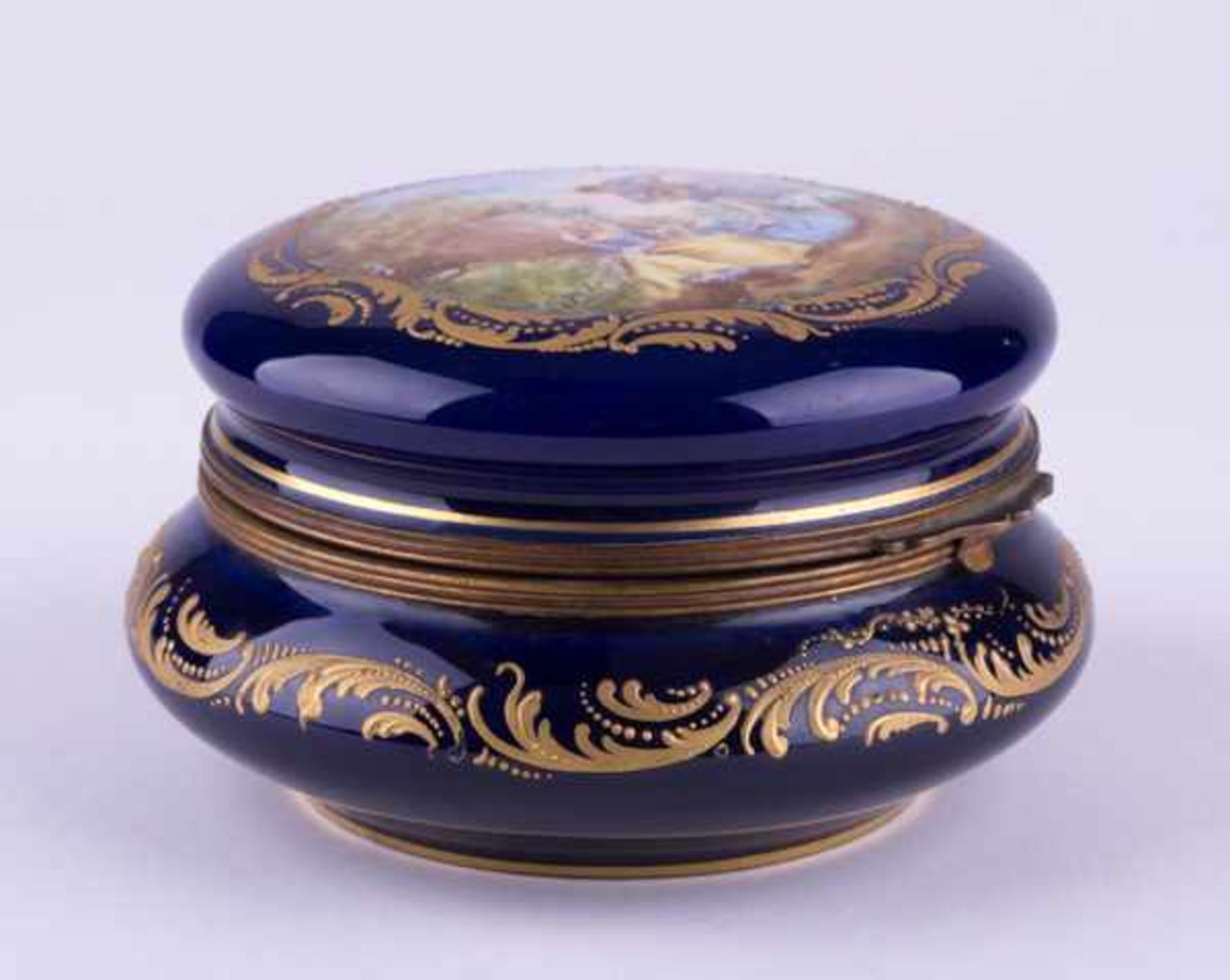 Deckeldose Frankreich / Lidded box, France kobaltblau, reiche Goldstaffage, auf dem Deckel galante