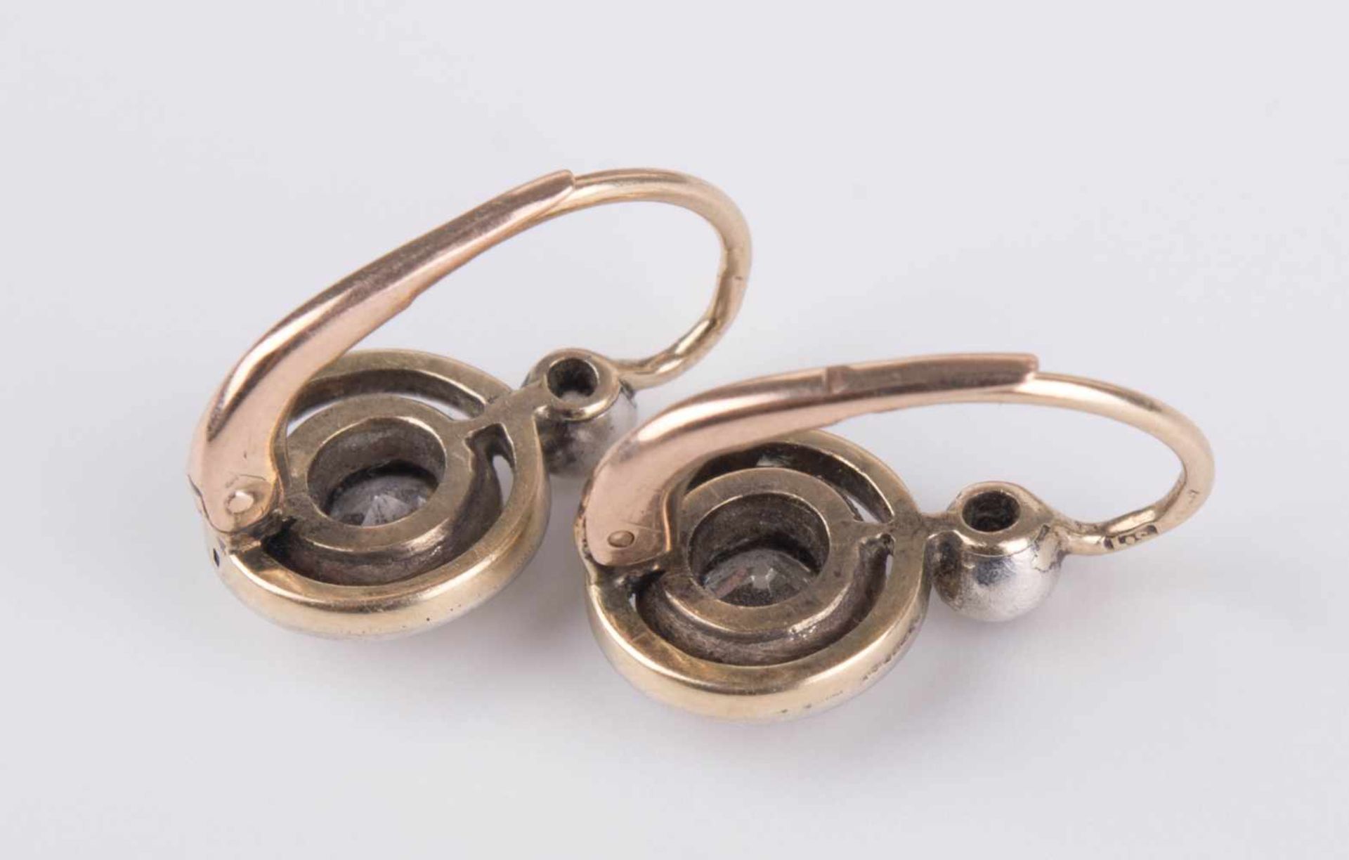 Paar Diamant Ohrhänger um 1900 / A pair of brilliant earrings, about 1900 GG/WG 585/000 geprüft, - Bild 3 aus 6