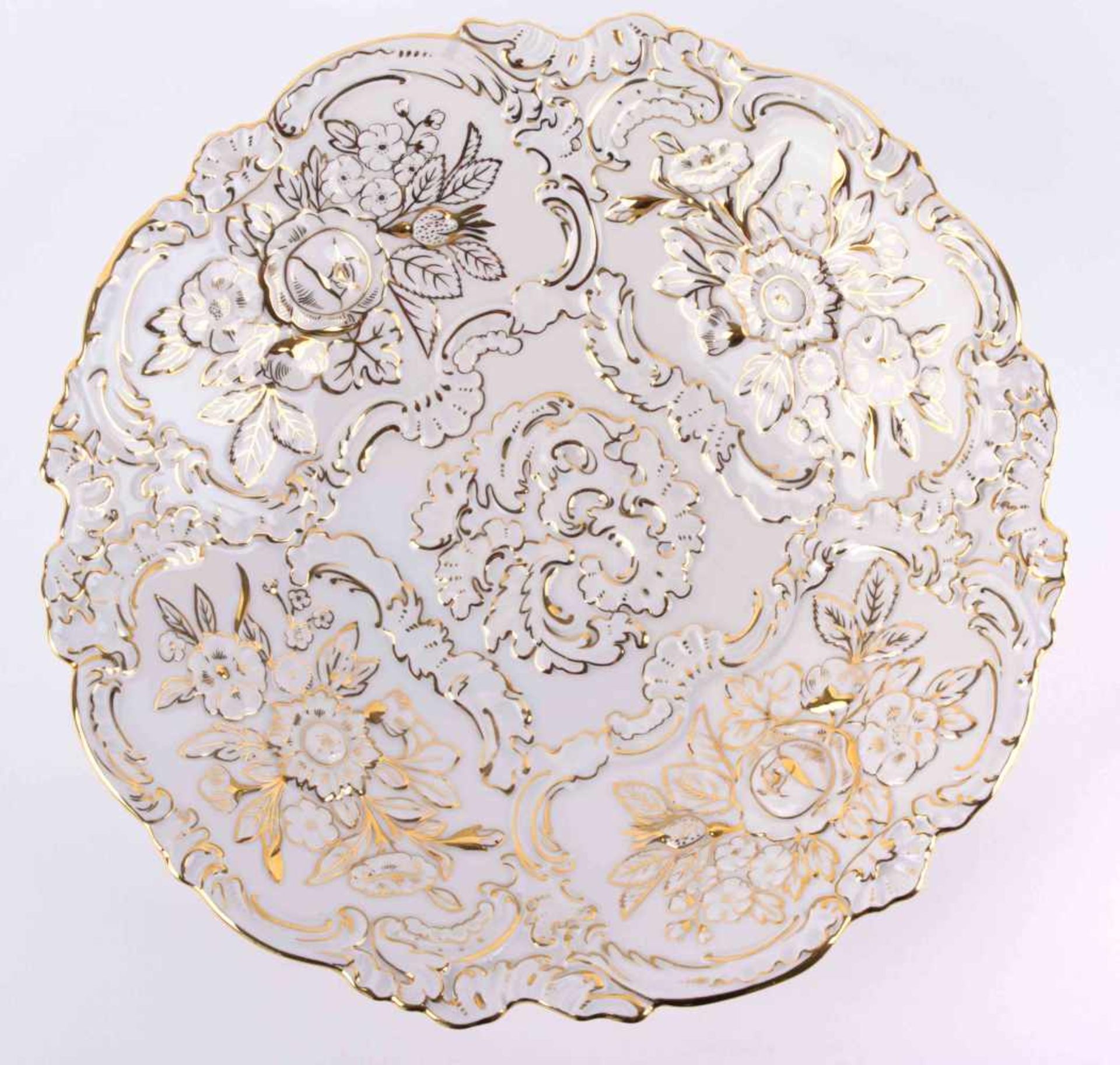 Meissen Prunkschale / Decoration bowl, Meissen Weiße Prunkschale mit Blüten- und Blattrelief, 4 - Bild 3 aus 10
