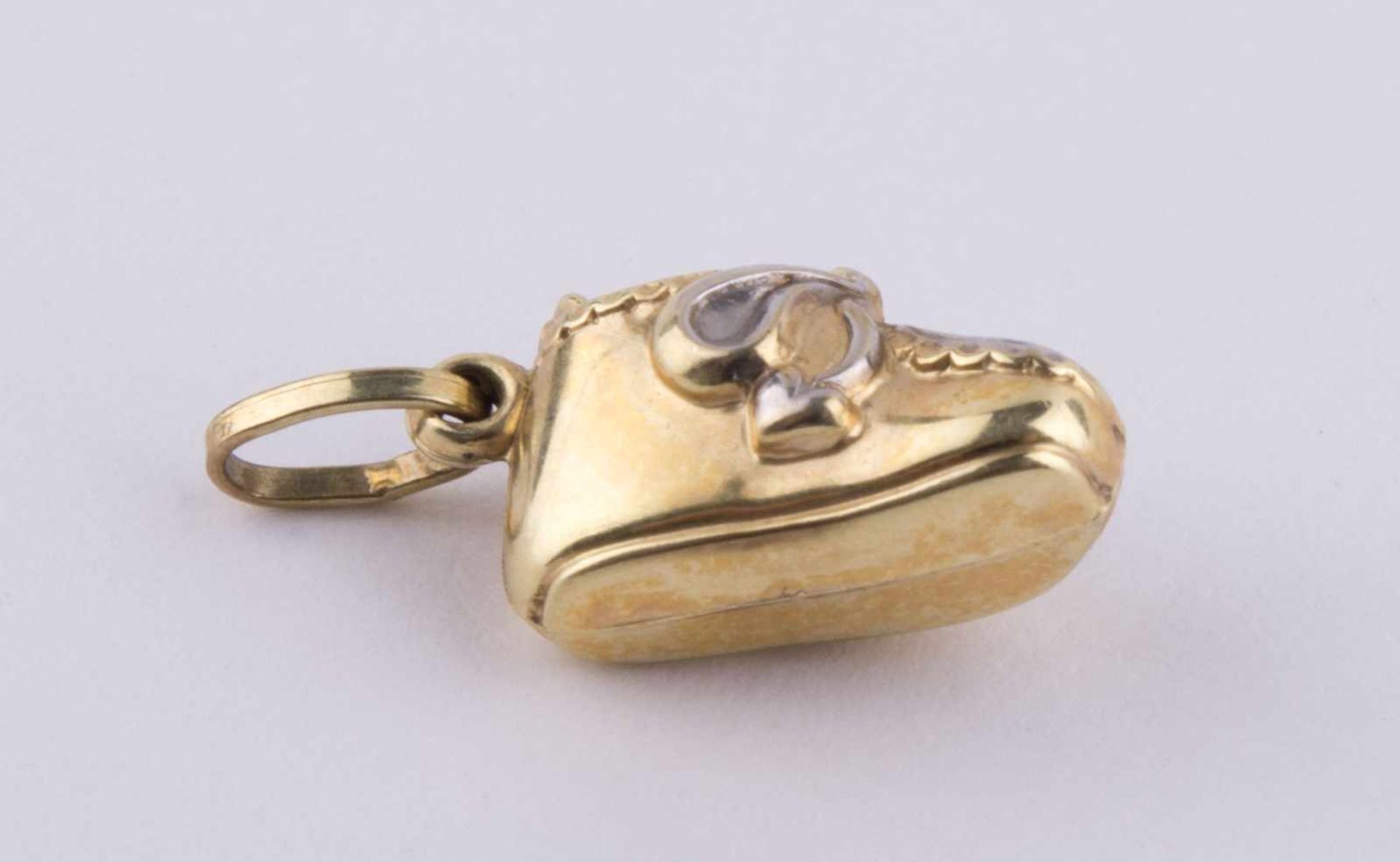 Anhänger als Schuh / Gold pendant made as a shoe GG 333/000, L: ca. 12 mm, Gewicht ca. 0,4 g. - Bild 3 aus 5