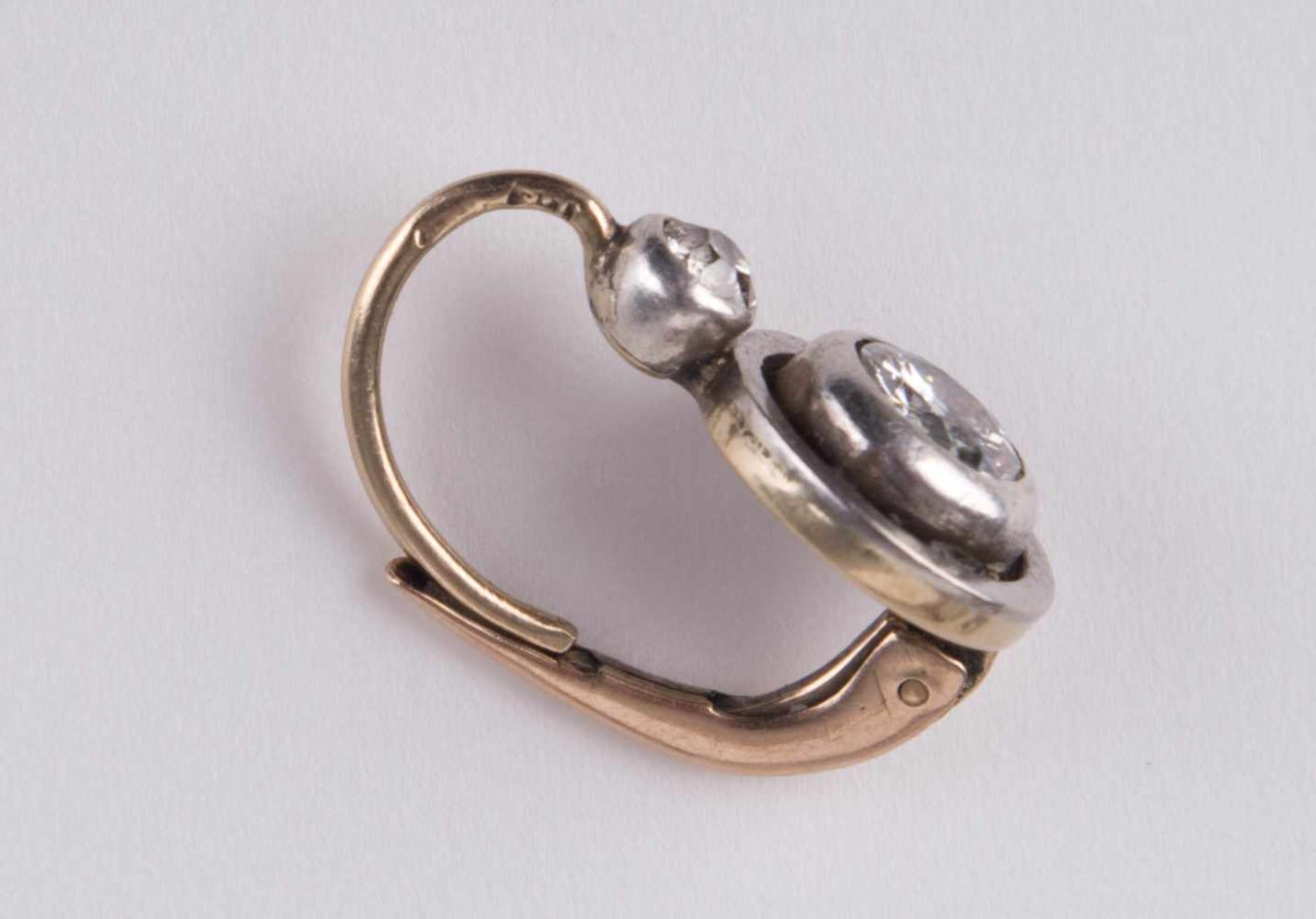 Paar Diamant Ohrhänger um 1900 / A pair of brilliant earrings, about 1900 GG/WG 585/000 geprüft, - Bild 6 aus 6